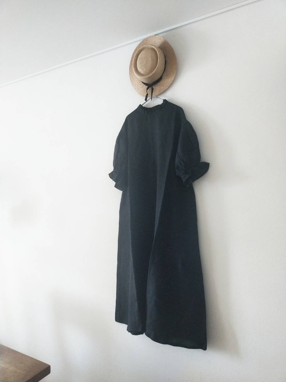 タックフリル衿が上品*セレモニーにも*バックくるみ釦ギャザースリーブAラインリネンワンピース5分袖/ブラック
