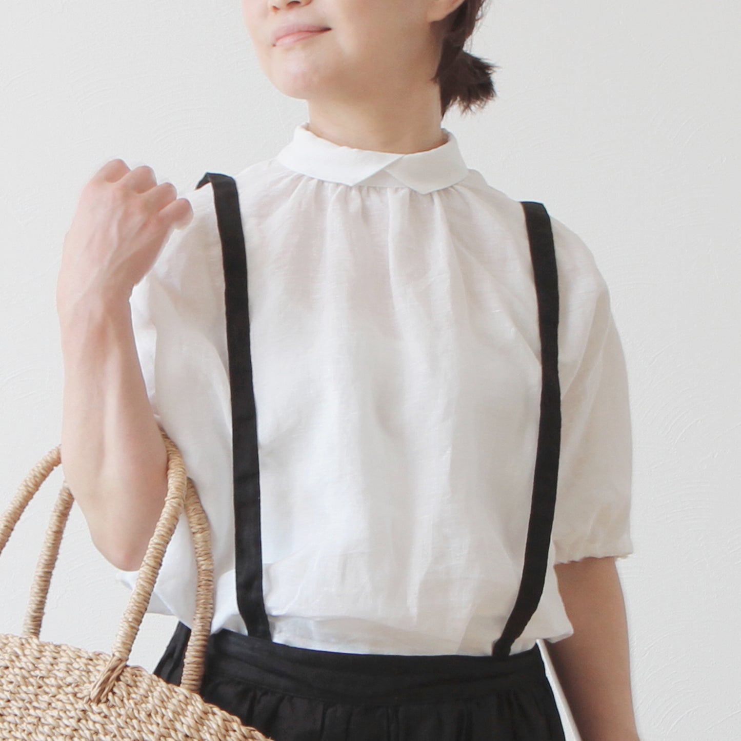 French linen blouse with voluminous sleeves and covered buttons on the back for a mature and cute look / half-sleeve / white
