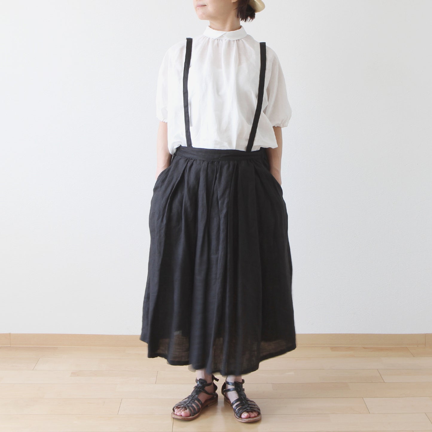 French linen blouse with voluminous sleeves and covered buttons on the back for a mature and cute look / half-sleeve / white