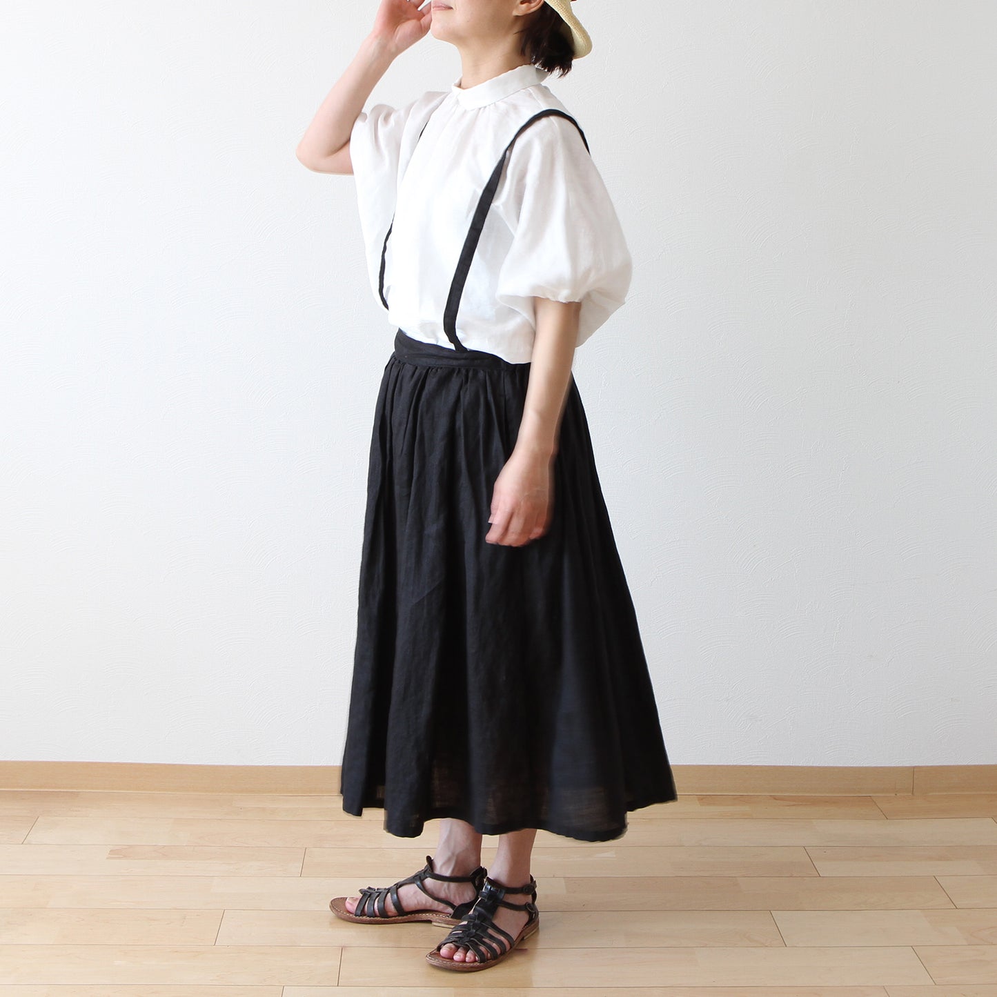 French linen blouse with voluminous sleeves and covered buttons on the back for a mature and cute look / half-sleeve / white