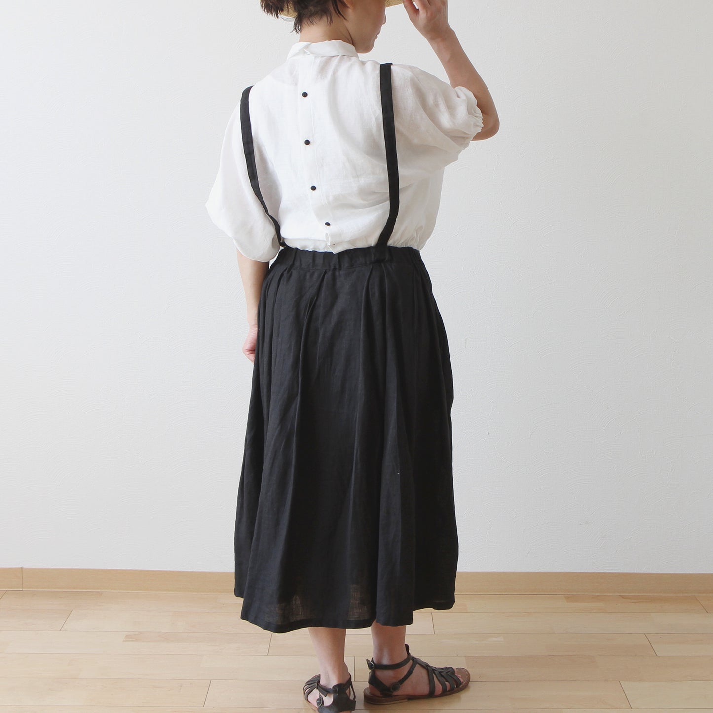 French linen blouse with voluminous sleeves and covered buttons on the back for a mature and cute look / half-sleeve / white