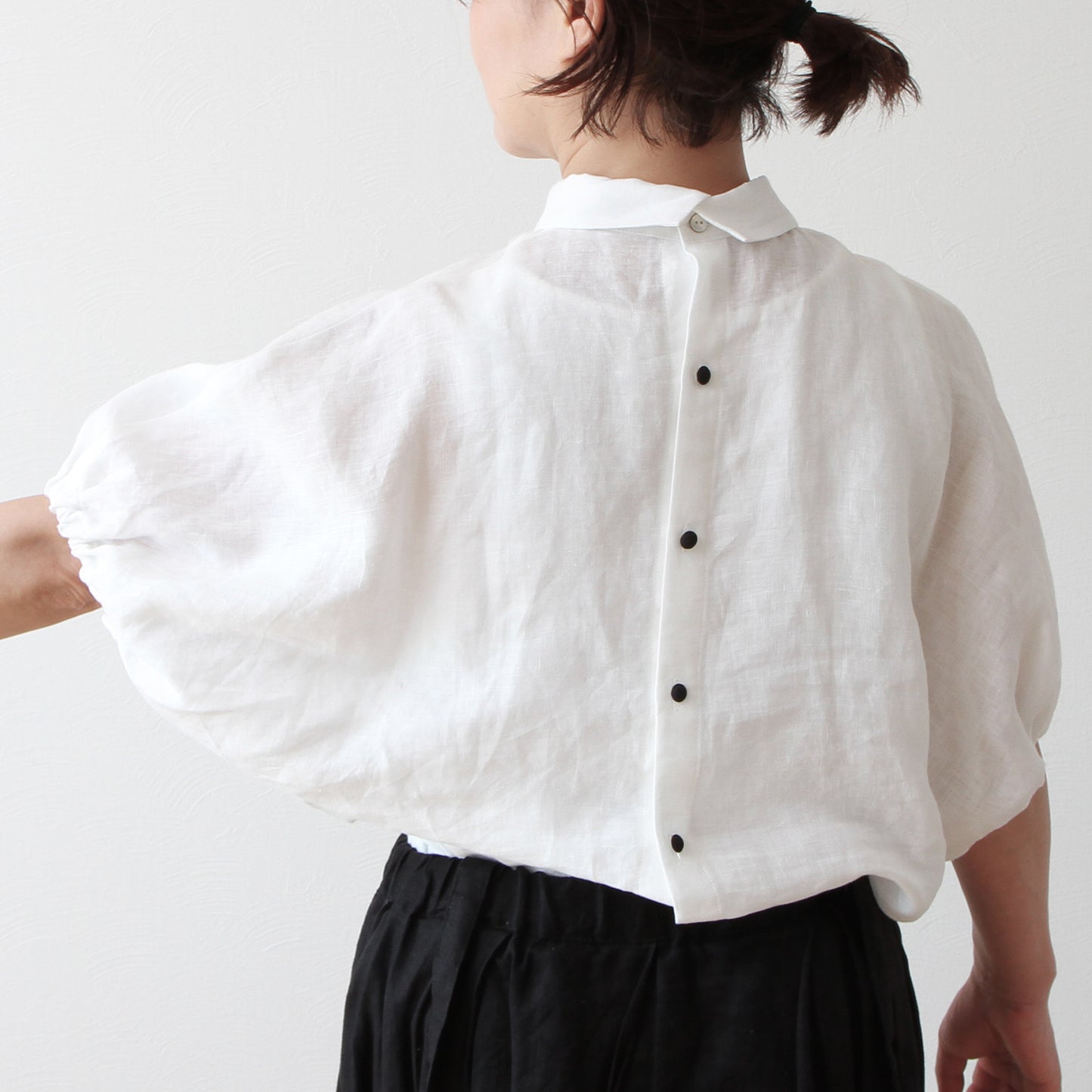 French linen blouse with voluminous sleeves and covered buttons on the back for a mature and cute look / half-sleeve / white
