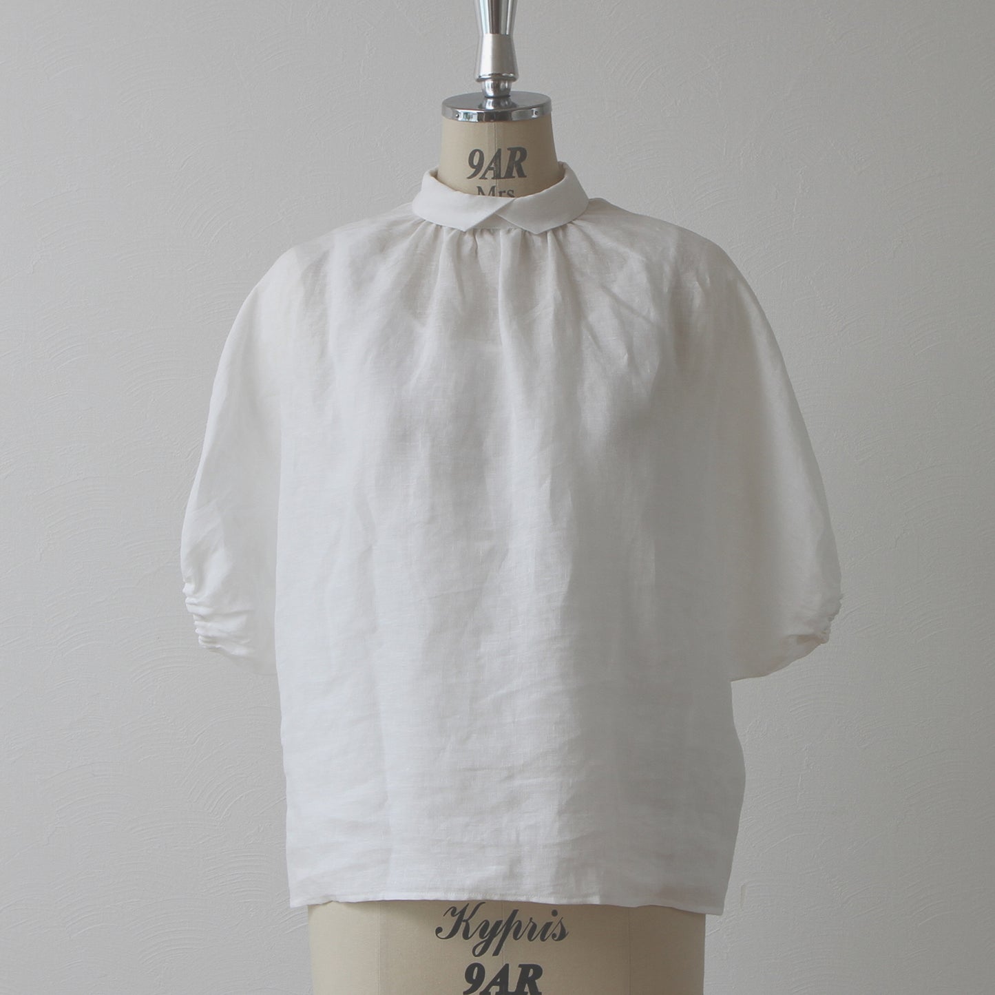 French linen blouse with voluminous sleeves and covered buttons on the back for a mature and cute look / half-sleeve / white