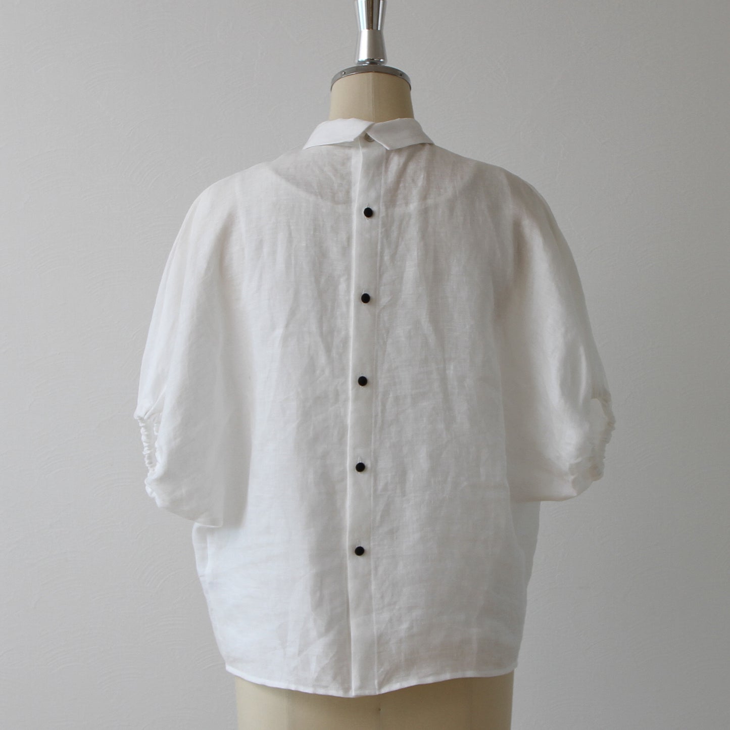 French linen blouse with voluminous sleeves and covered buttons on the back for a mature and cute look / half-sleeve / white