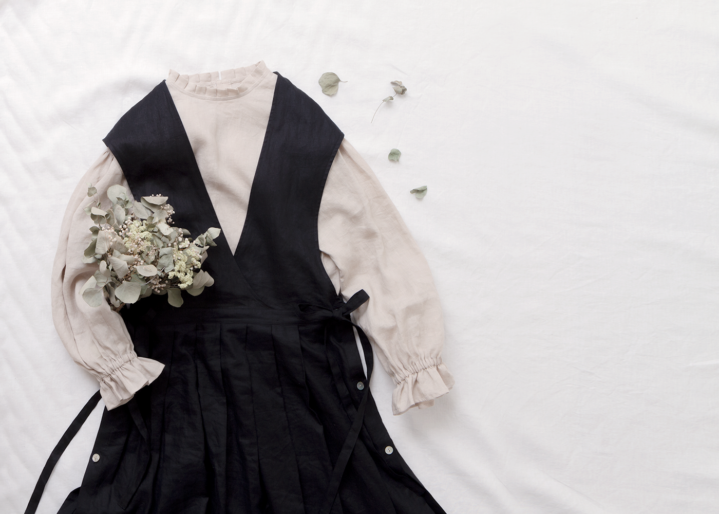 *Featured in the magazine NatuRila*Adult girly apron cache-coeur dress - French linen/black