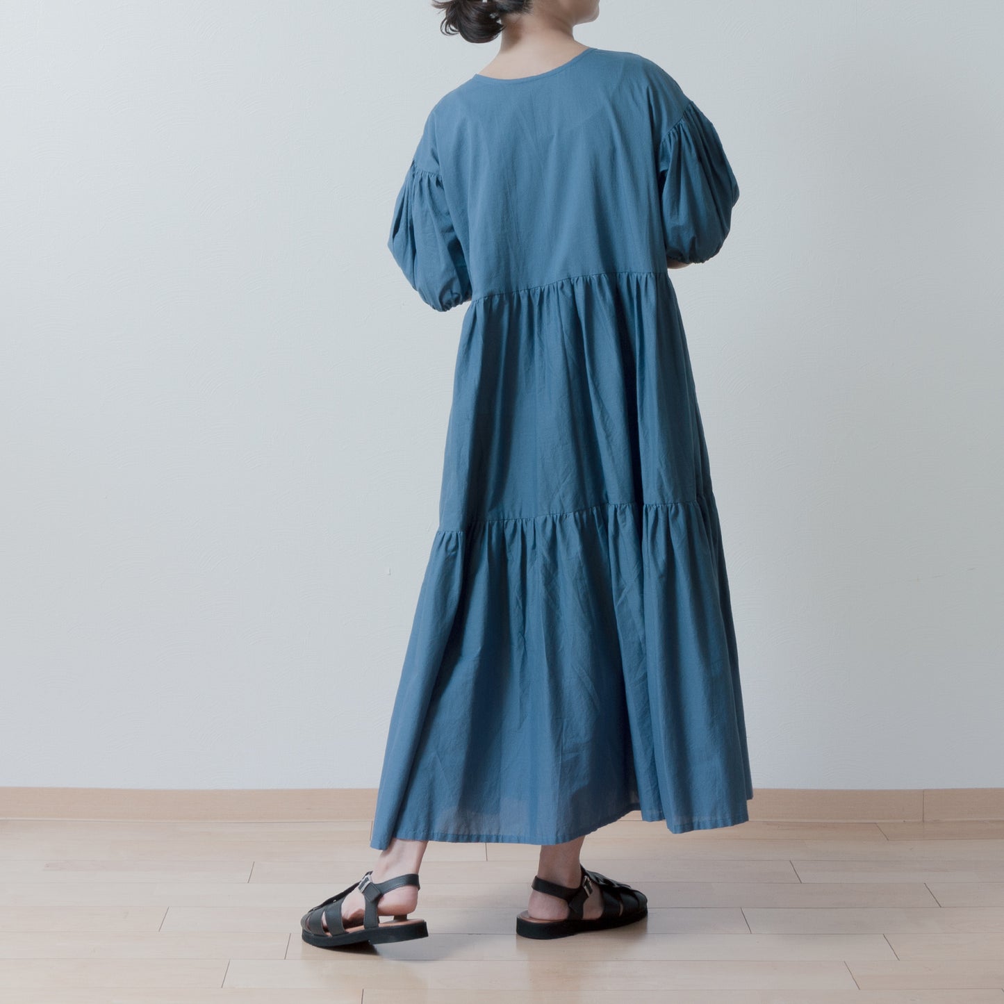 A cute and mature tiered 2-way dress with plenty of gathers and 5/8 sleeves/Blue