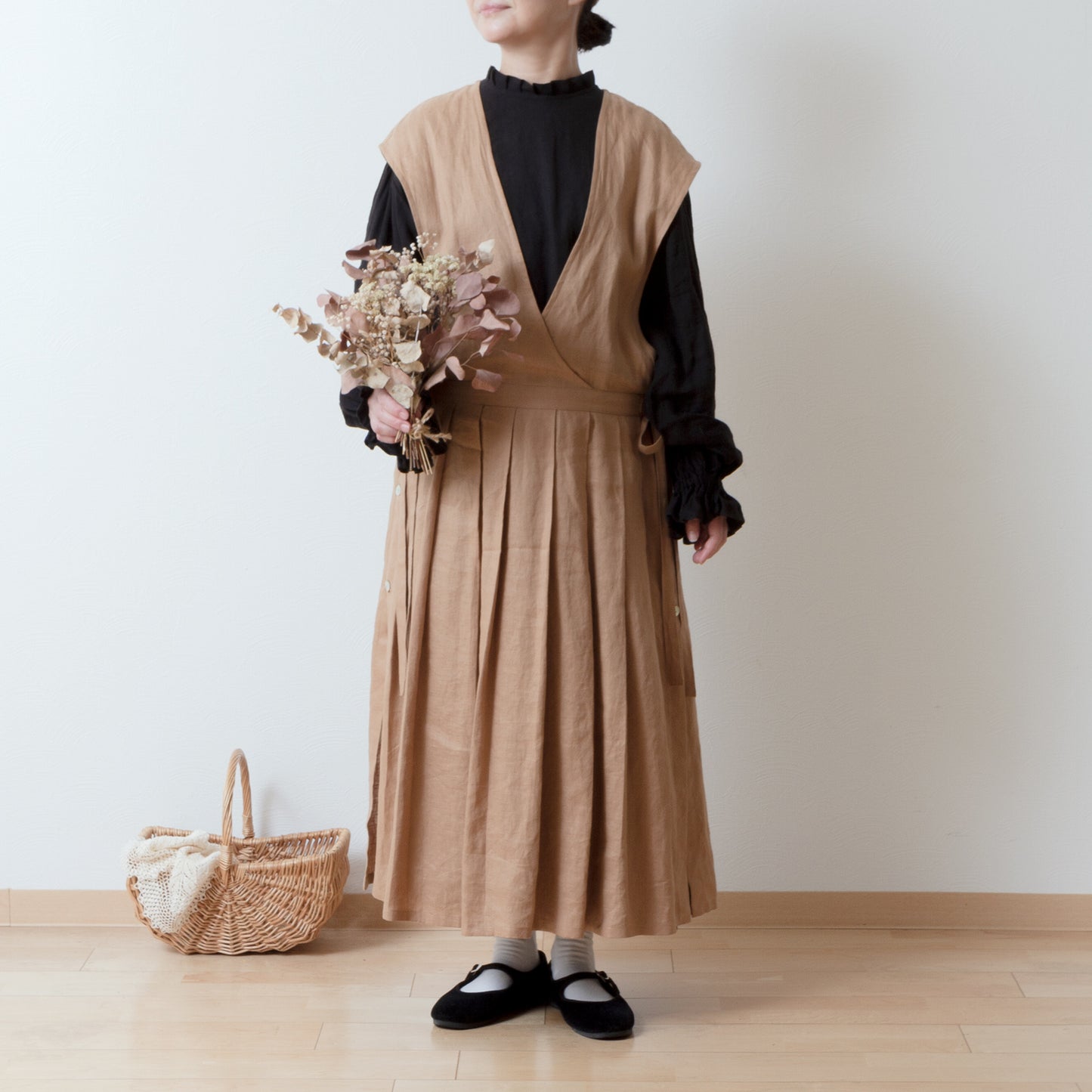 成熟而少女的側開式圍裙連身裙,採用亞麻/米色的 cache-coeur 設計