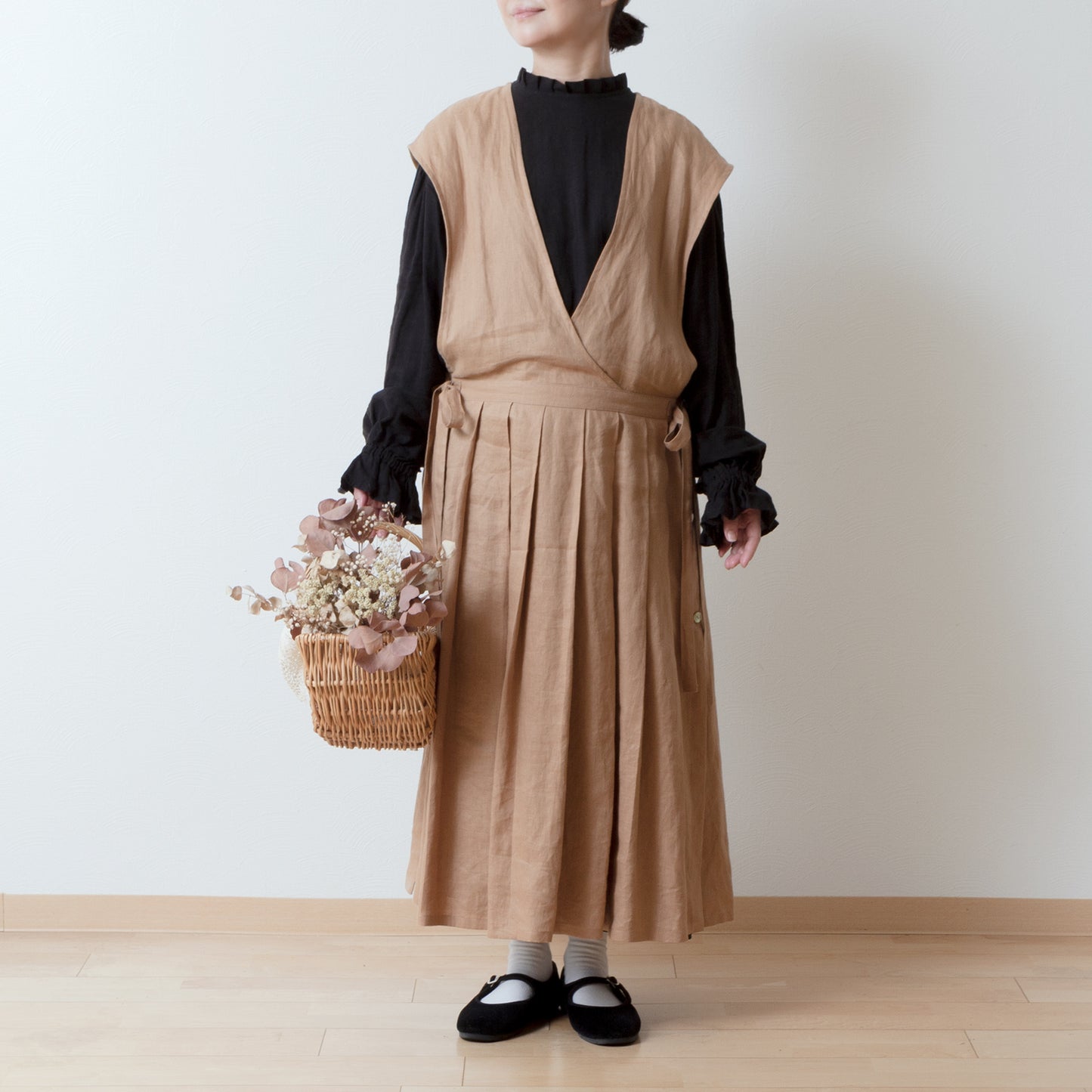 成熟而少女的側開式圍裙連身裙,採用亞麻/米色的 cache-coeur 設計