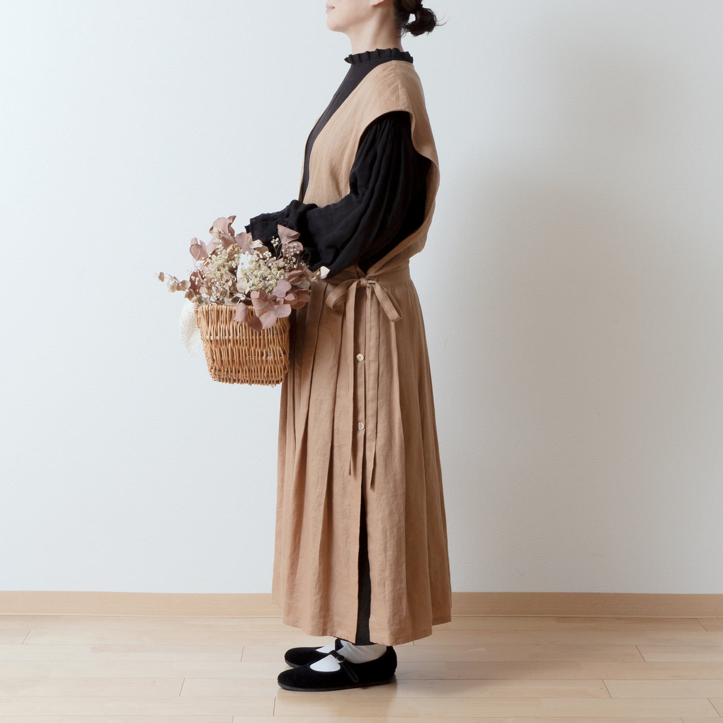 成熟而少女的側開式圍裙連身裙,採用亞麻/米色的 cache-coeur 設計