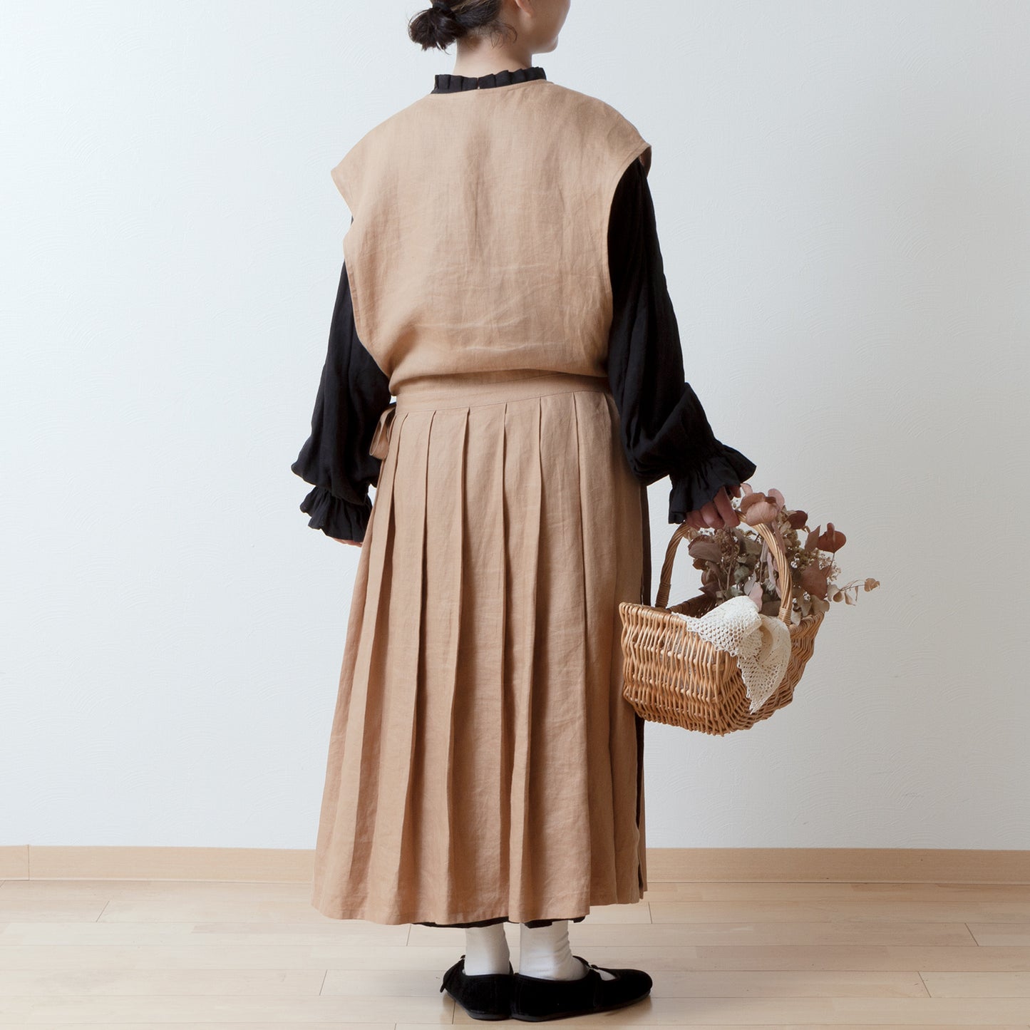 成熟而少女的側開式圍裙連身裙,採用亞麻/米色的 cache-coeur 設計