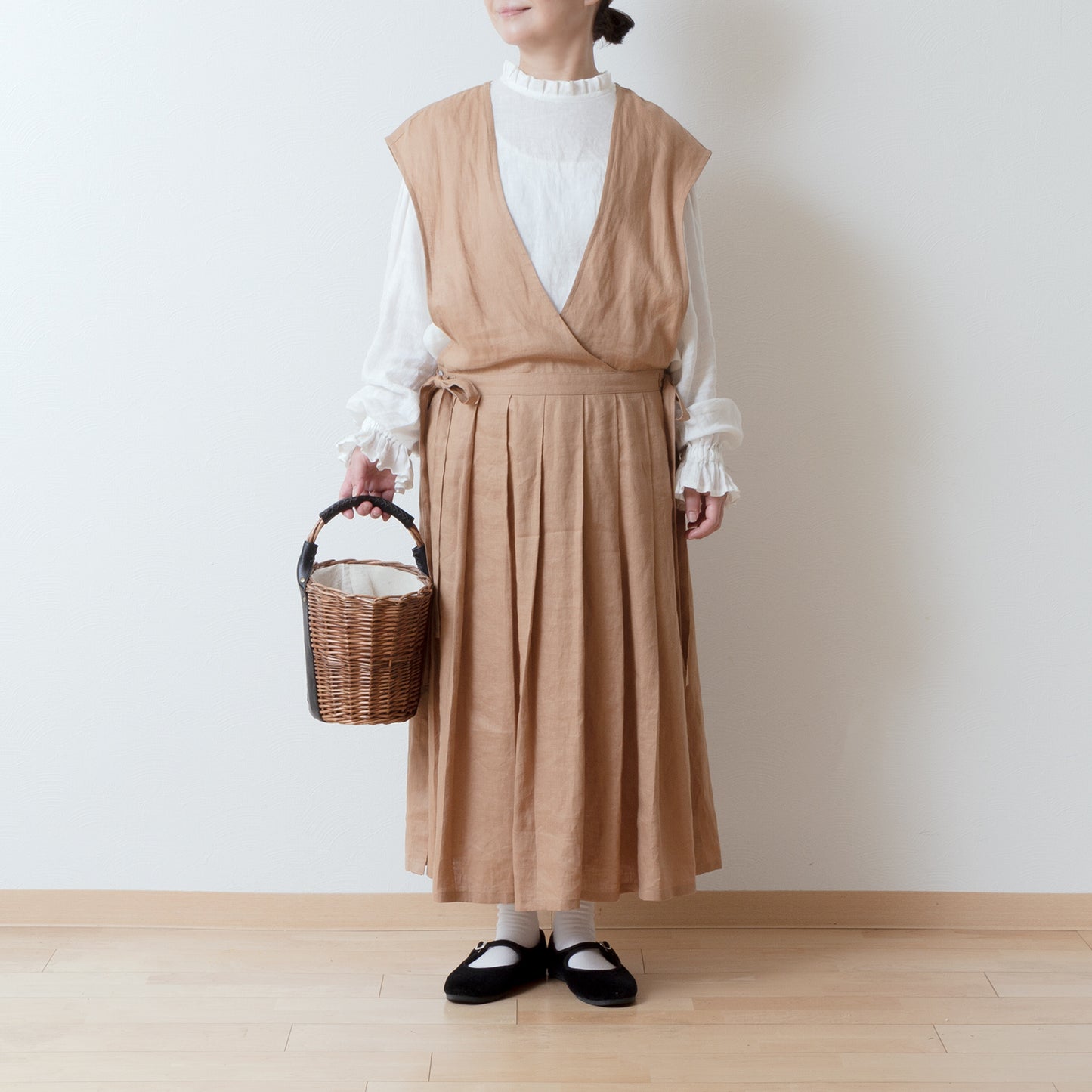 成熟而少女的側開式圍裙連身裙,採用亞麻/米色的 cache-coeur 設計