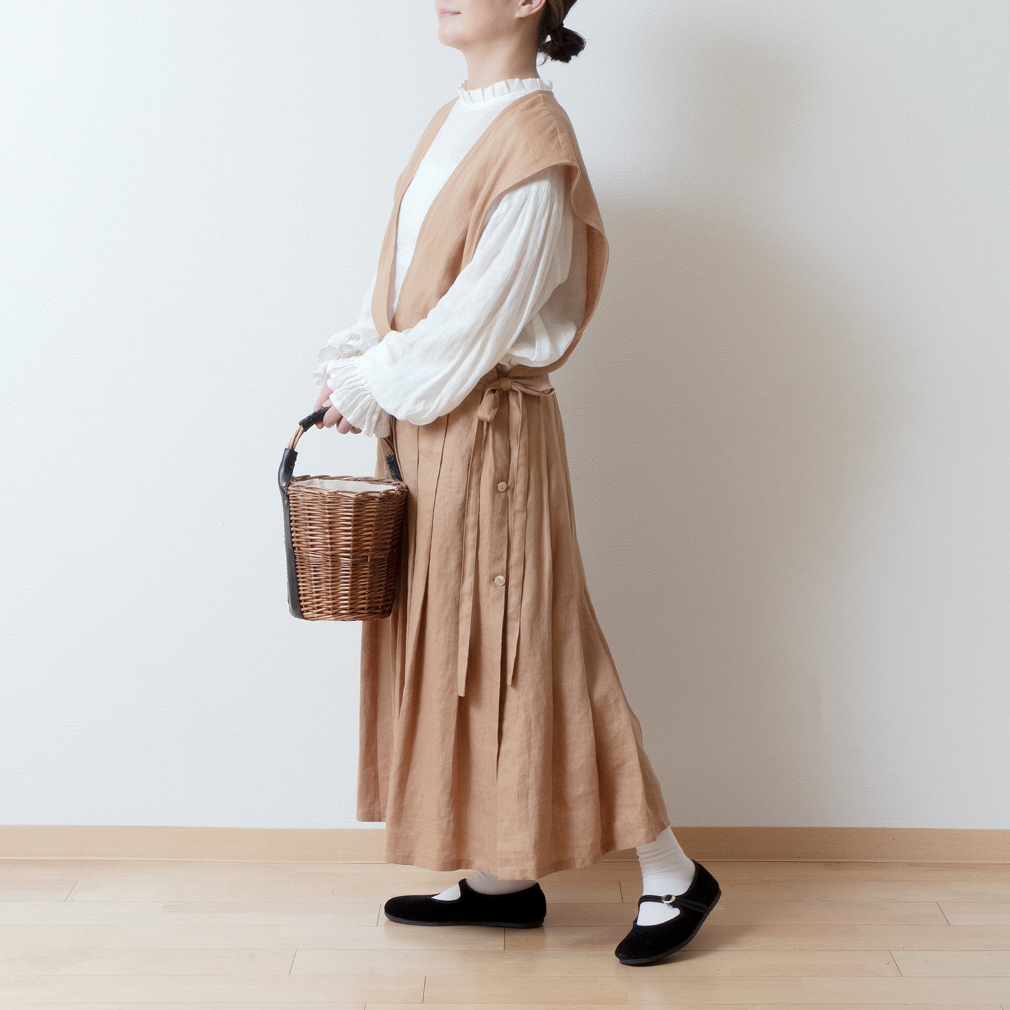 成熟而少女的側開式圍裙連身裙,採用亞麻/米色的 cache-coeur 設計