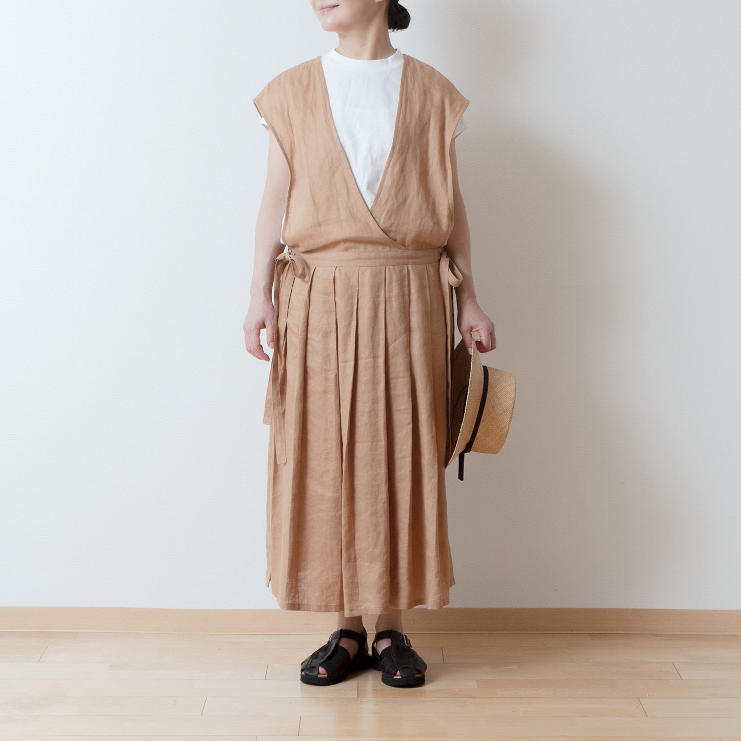 成熟而少女的側開式圍裙連身裙,採用亞麻/米色的 cache-coeur 設計