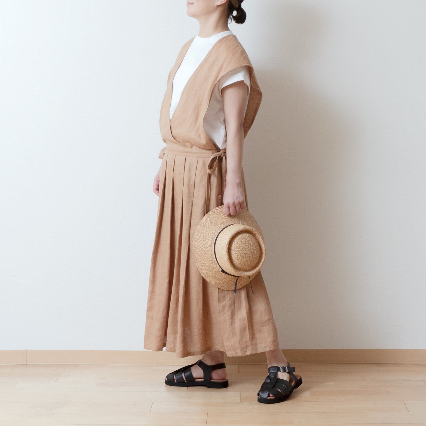 成熟而少女的側開式圍裙連身裙,採用亞麻/米色的 cache-coeur 設計