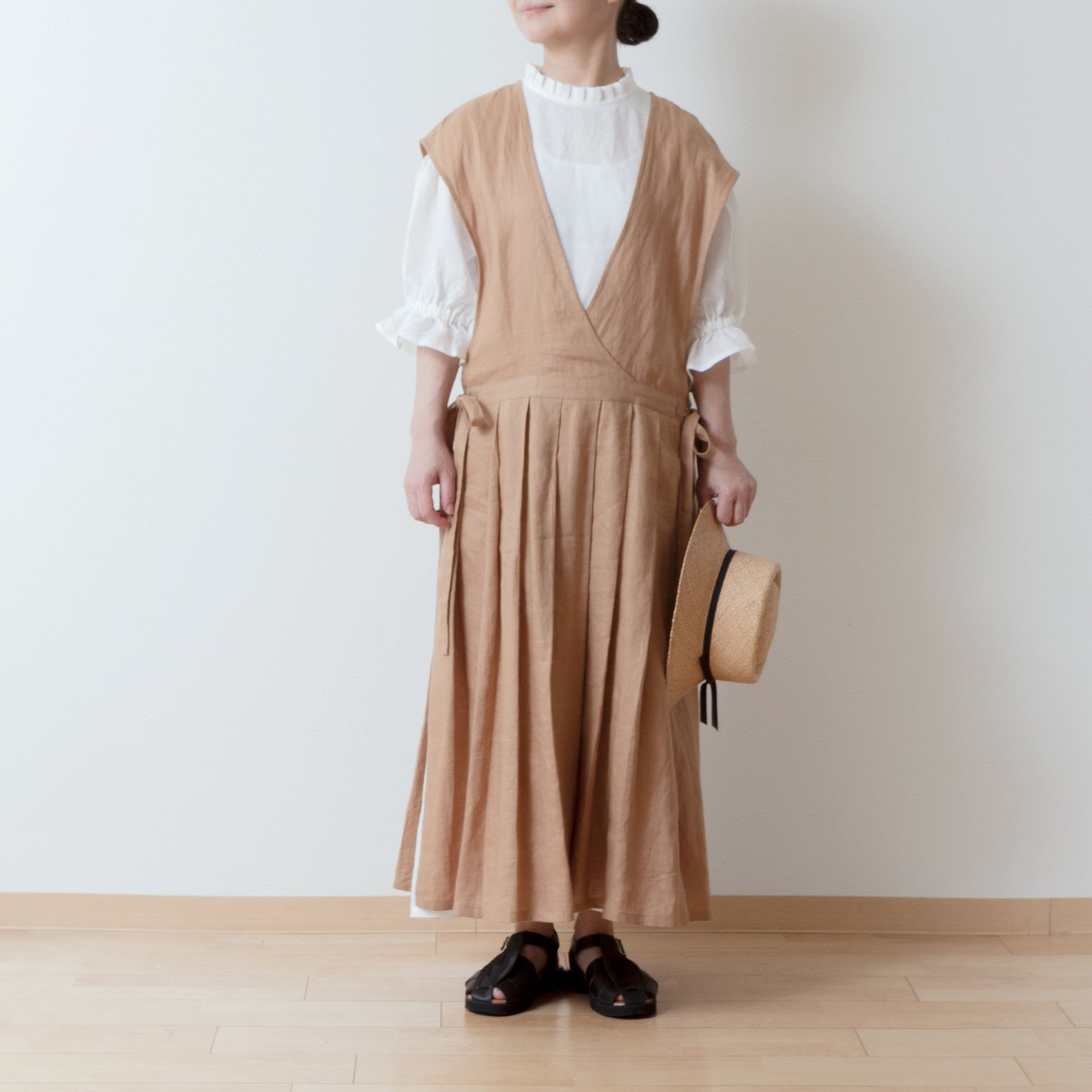 成熟而少女的側開式圍裙連身裙,採用亞麻/米色的 cache-coeur 設計