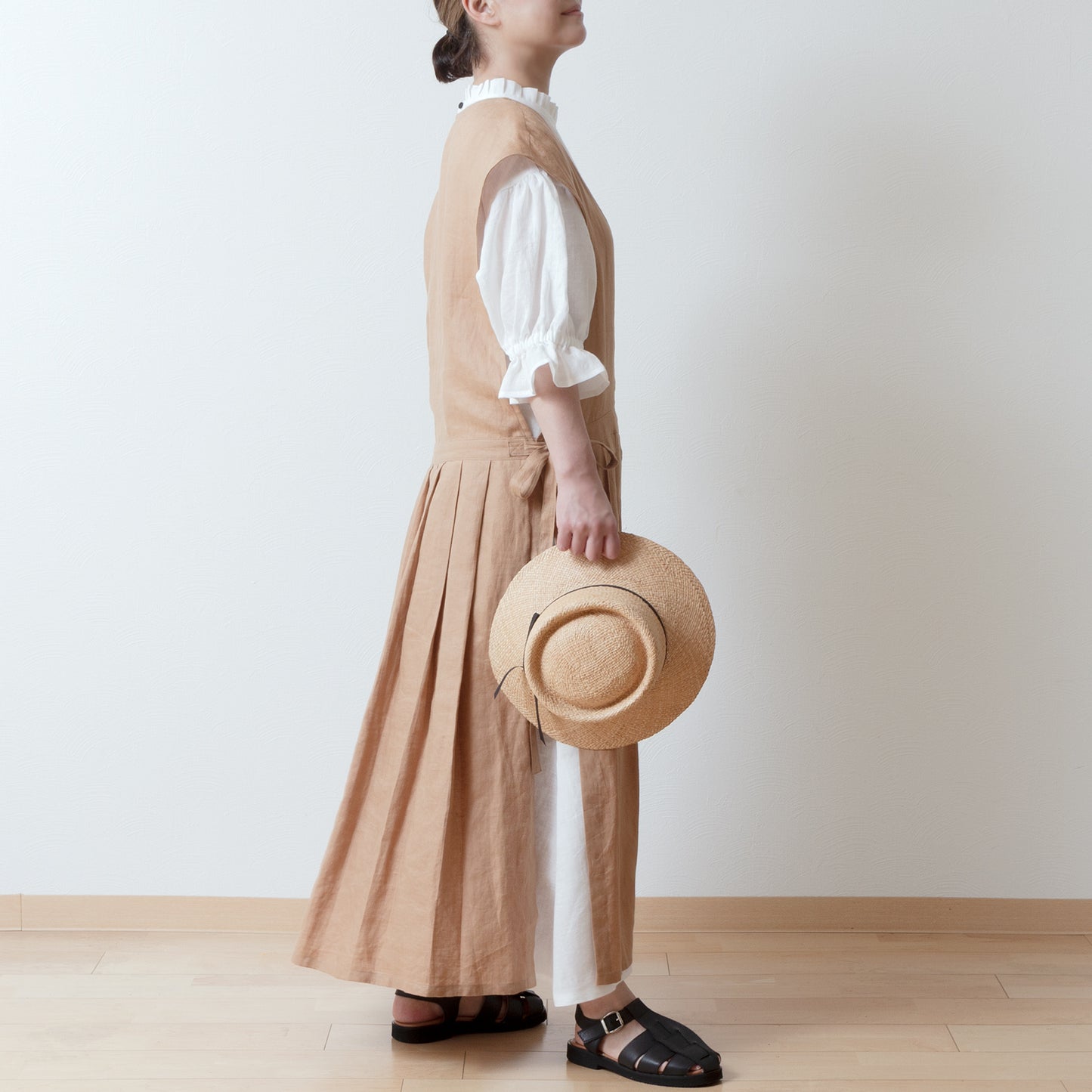成熟而少女的側開式圍裙連身裙,採用亞麻/米色的 cache-coeur 設計