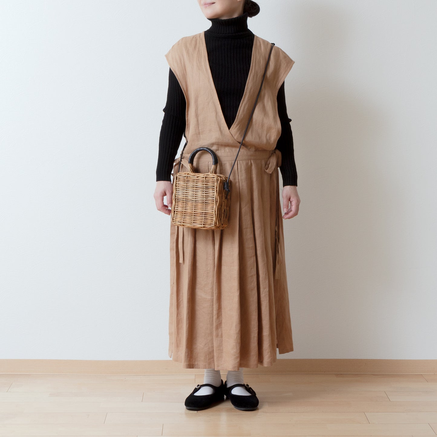 成熟而少女的側開式圍裙連身裙,採用亞麻/米色的 cache-coeur 設計