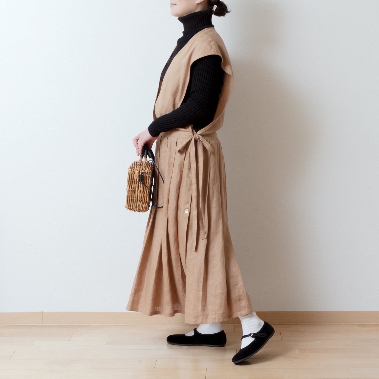 成熟而少女的側開式圍裙連身裙,採用亞麻/米色的 cache-coeur 設計