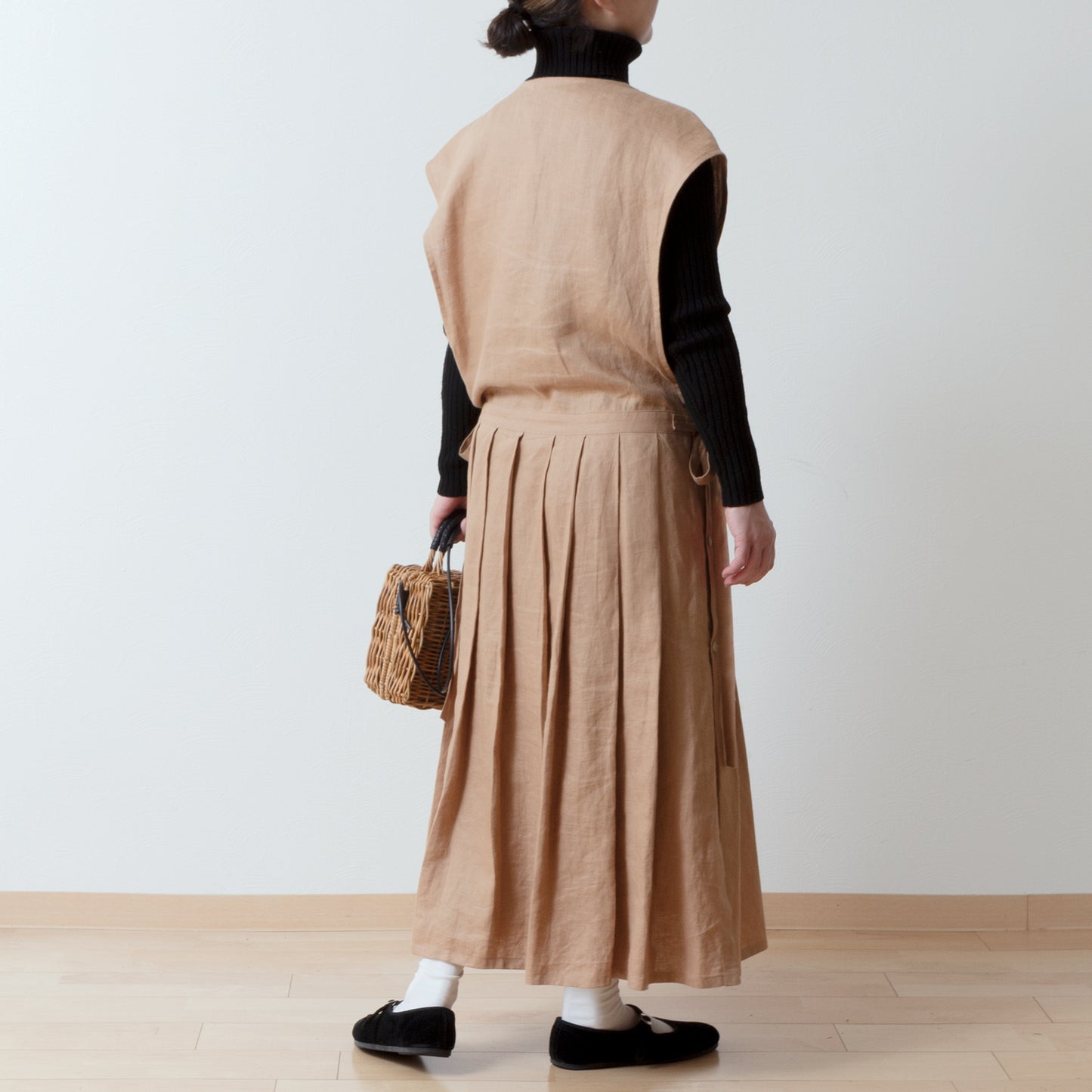 成熟而少女的側開式圍裙連身裙,採用亞麻/米色的 cache-coeur 設計