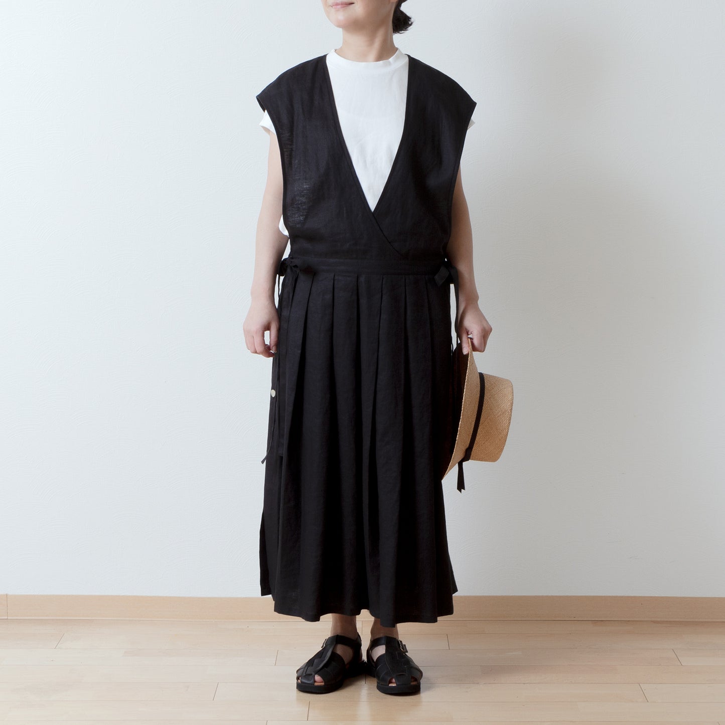 *Featured in the magazine NatuRila*Adult girly apron cache-coeur dress - French linen/black