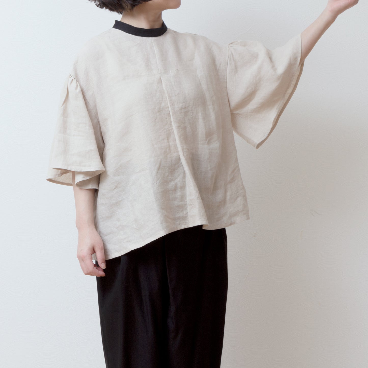 Flared half sleeve linen blouse / beige