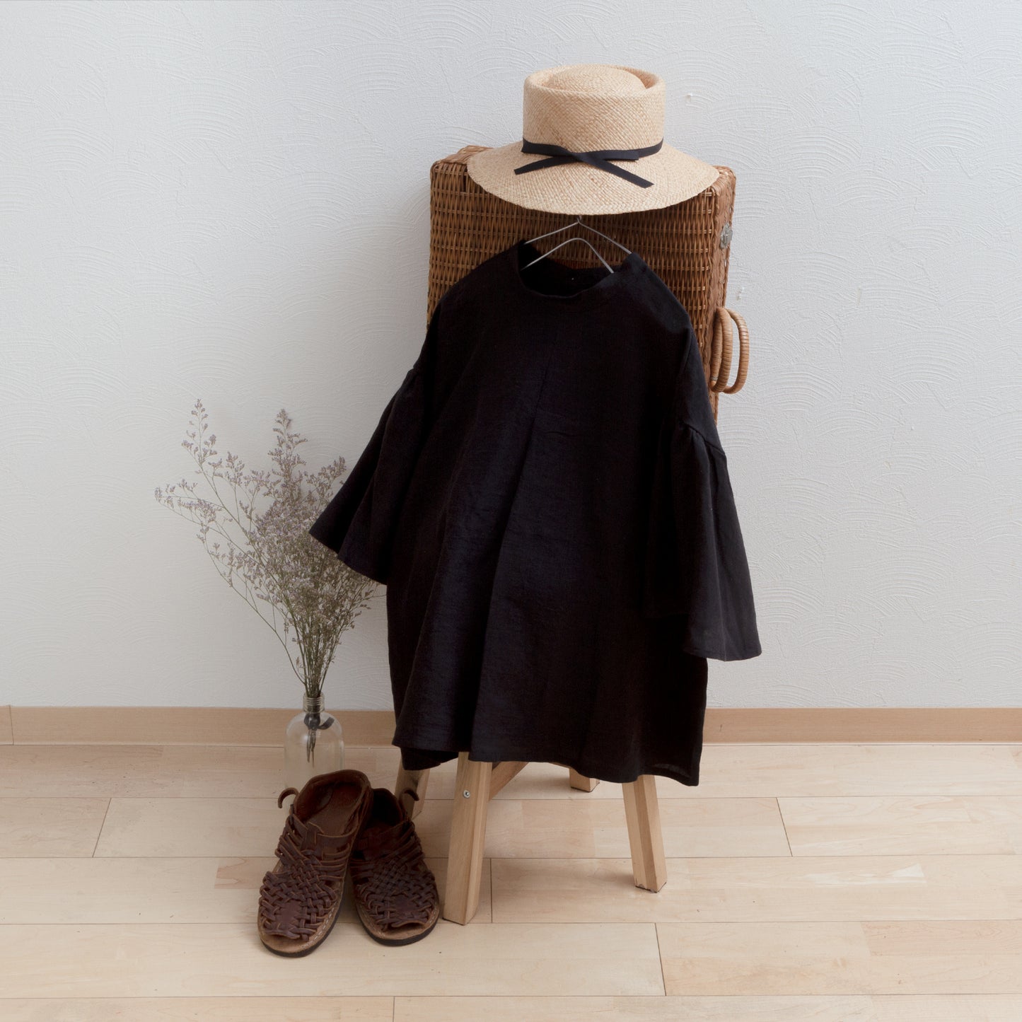 Flared half sleeve linen blouse/black