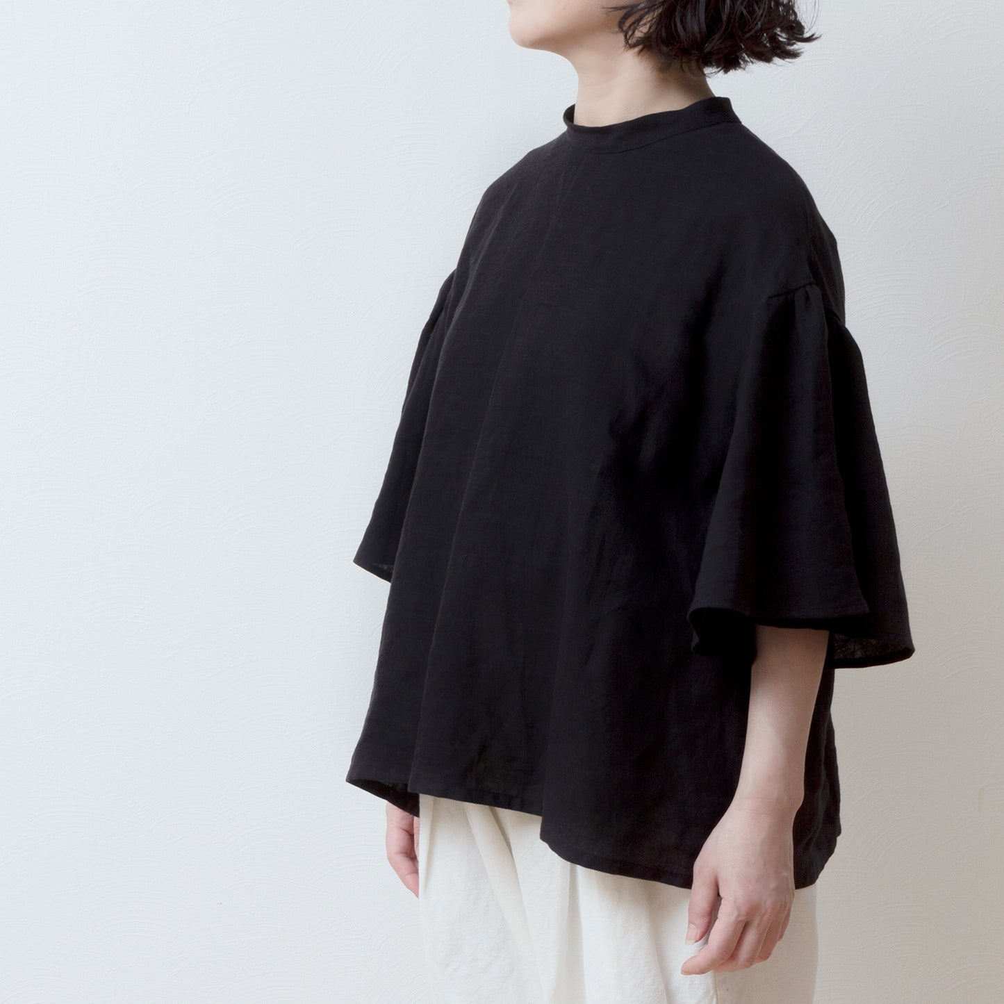 Flared half sleeve linen blouse/black