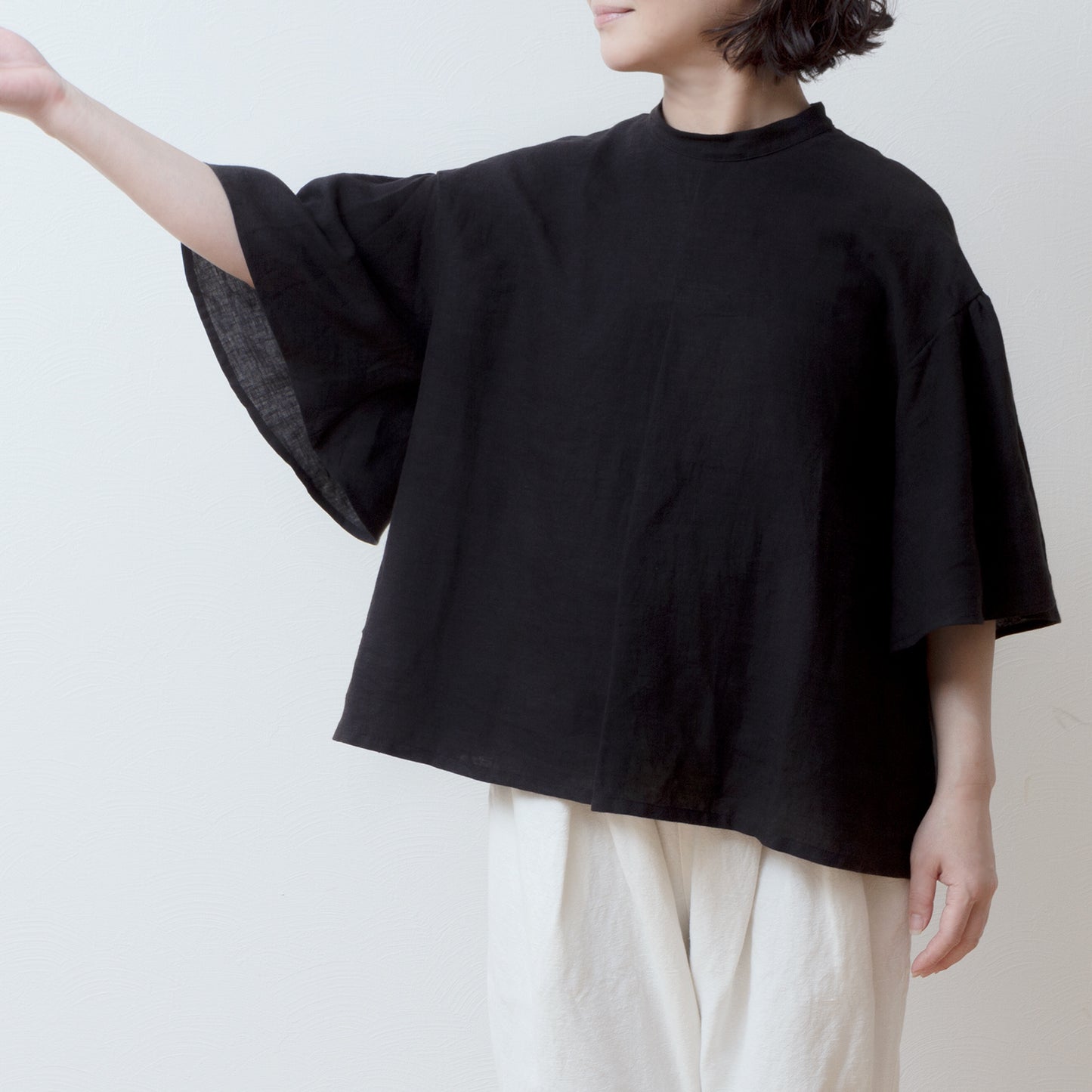 Flared half sleeve linen blouse/black