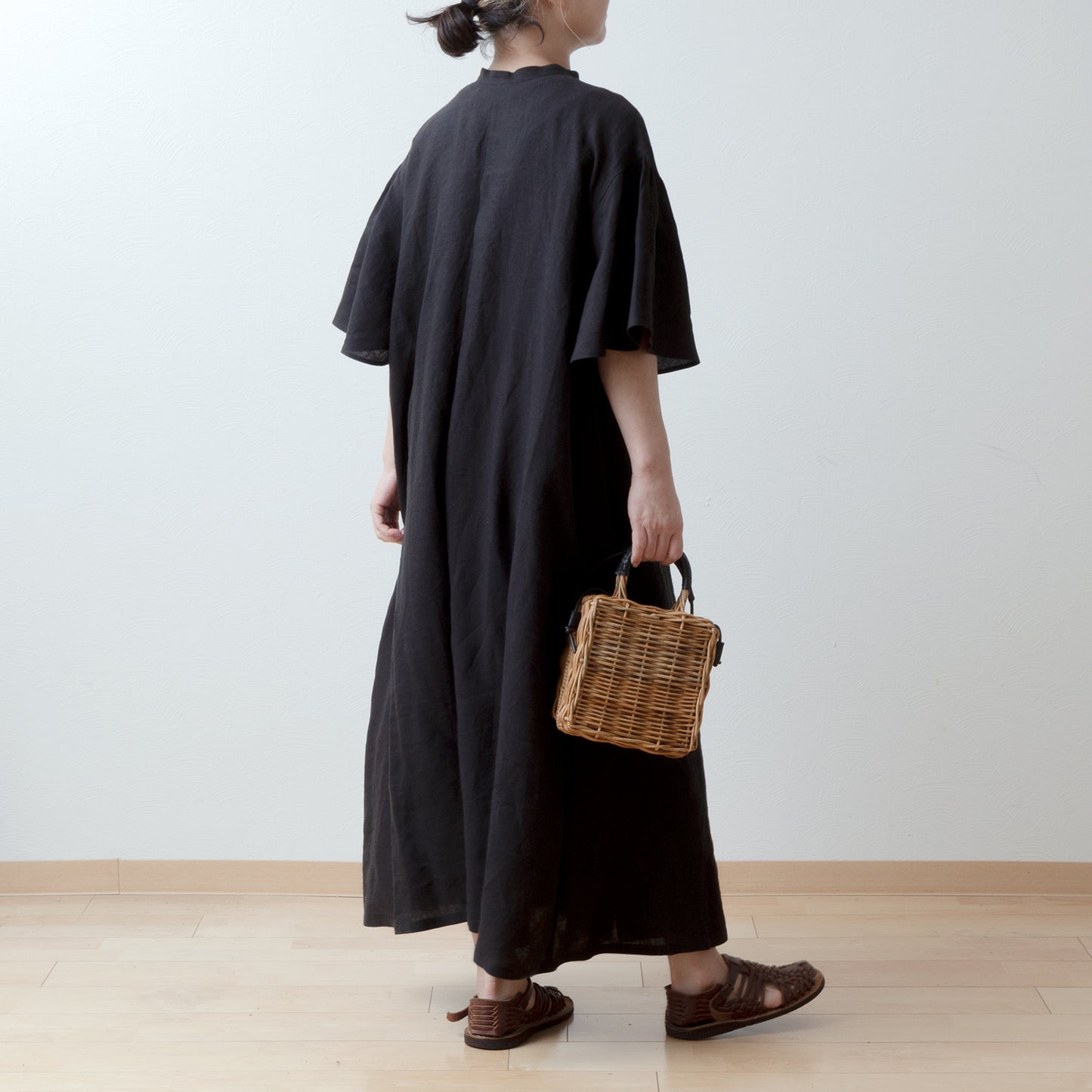 Flared half sleeve A-line linen dress/black