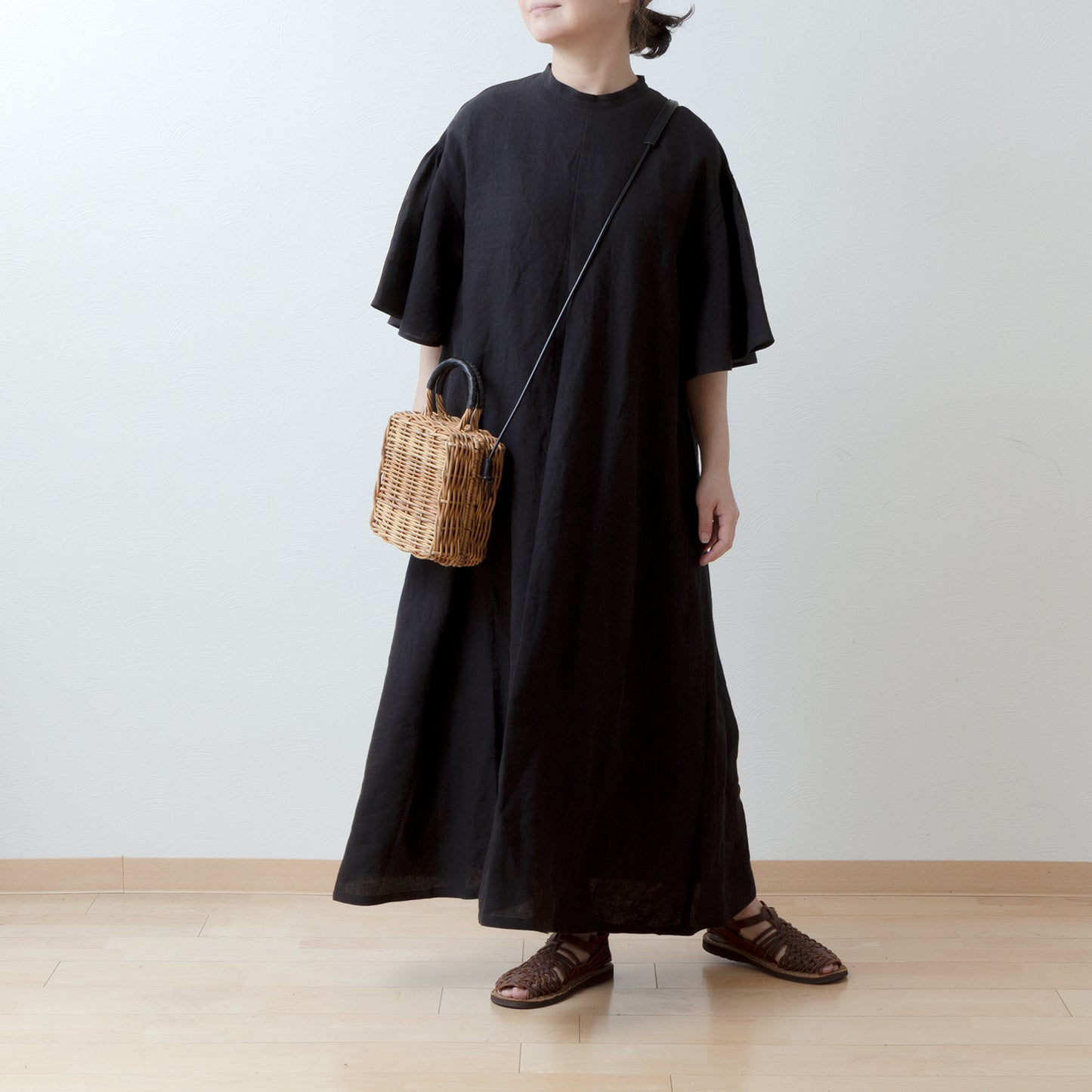 Flared half sleeve A-line linen dress/black
