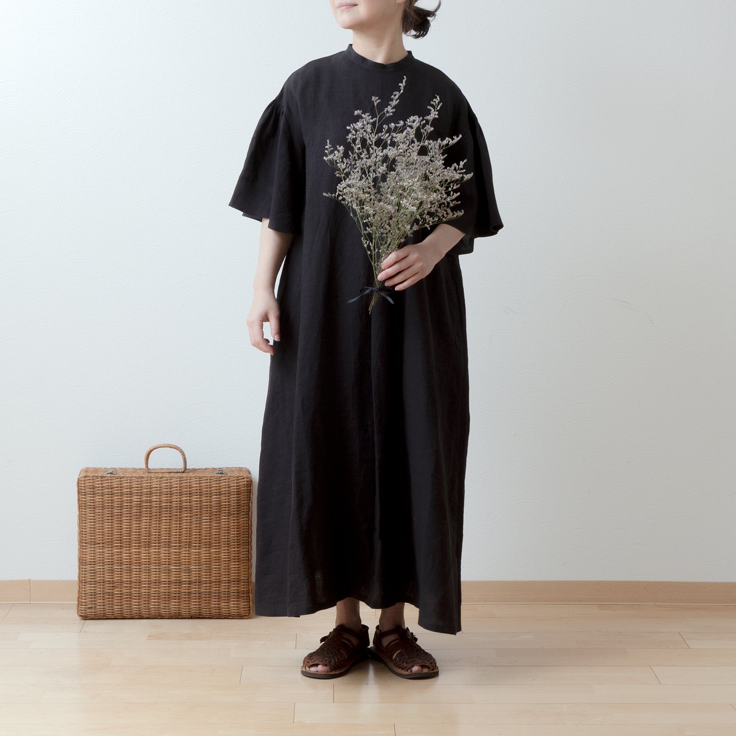 Flared half sleeve A-line linen dress/black