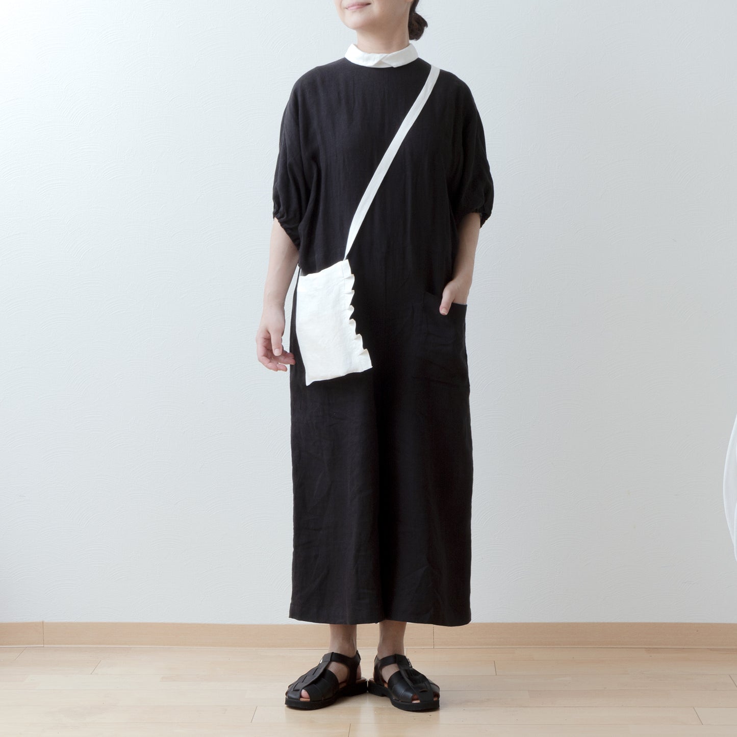 Linen pochette with tuck frills and beads