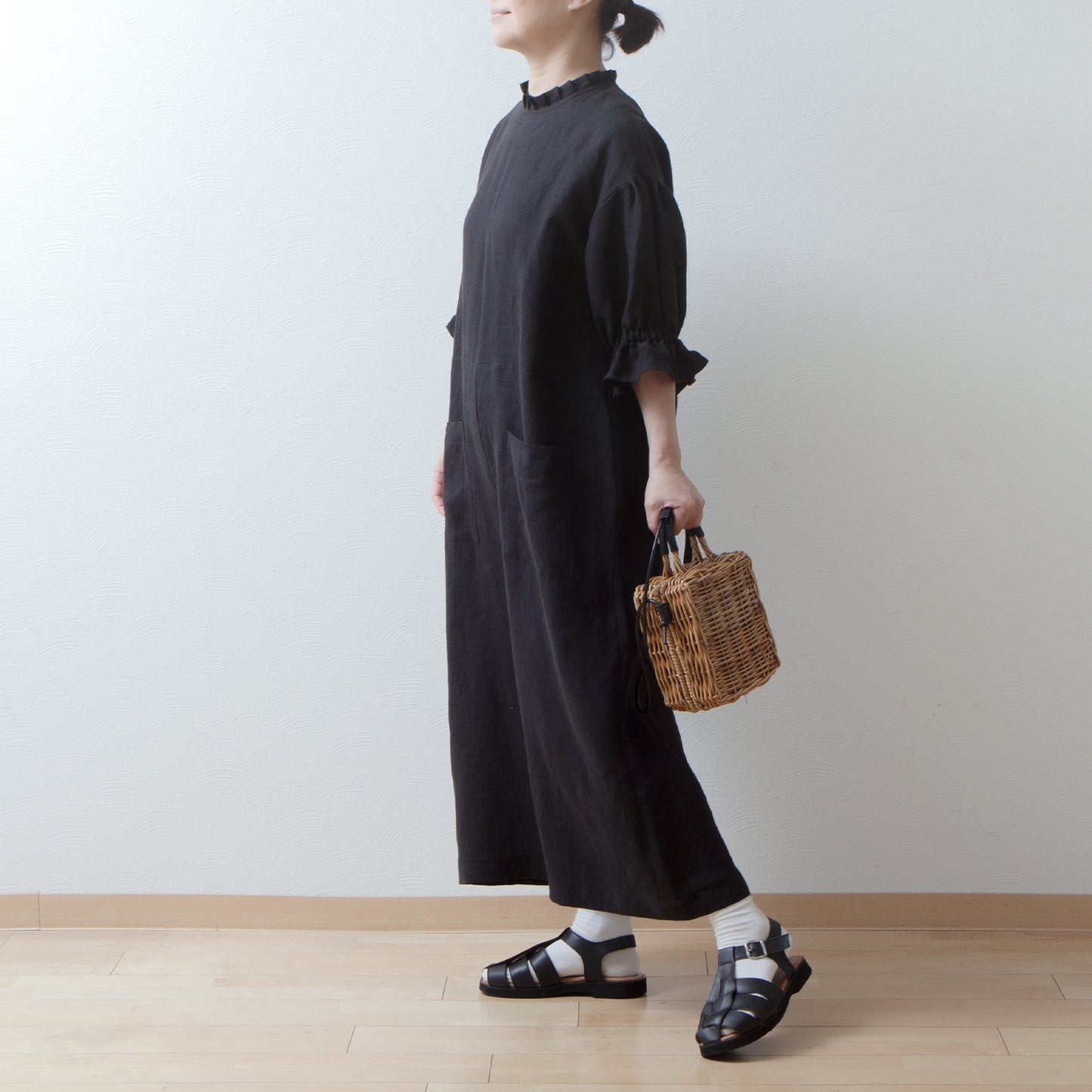 Tuck frill collar gathered half sleeve linen all-in-one/black