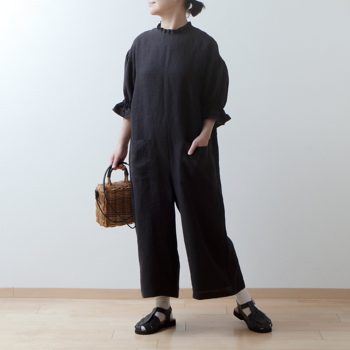 Tuck frill collar gathered half sleeve linen all-in-one/black
