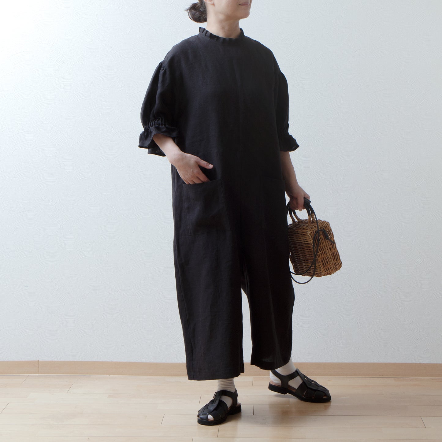 Tuck frill collar gathered half sleeve linen all-in-one/black