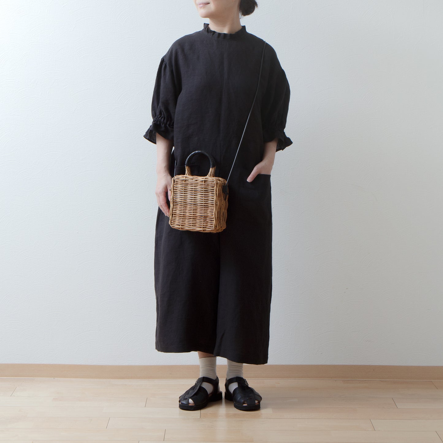 Tuck frill collar gathered half sleeve linen all-in-one/black