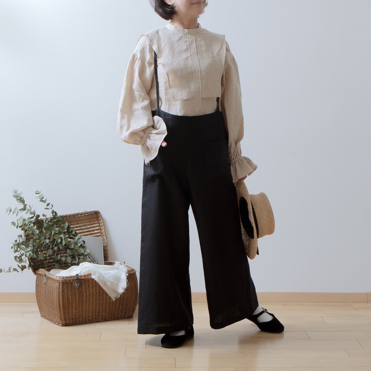 Yoke layer gathered sleeve linen blouse / beige