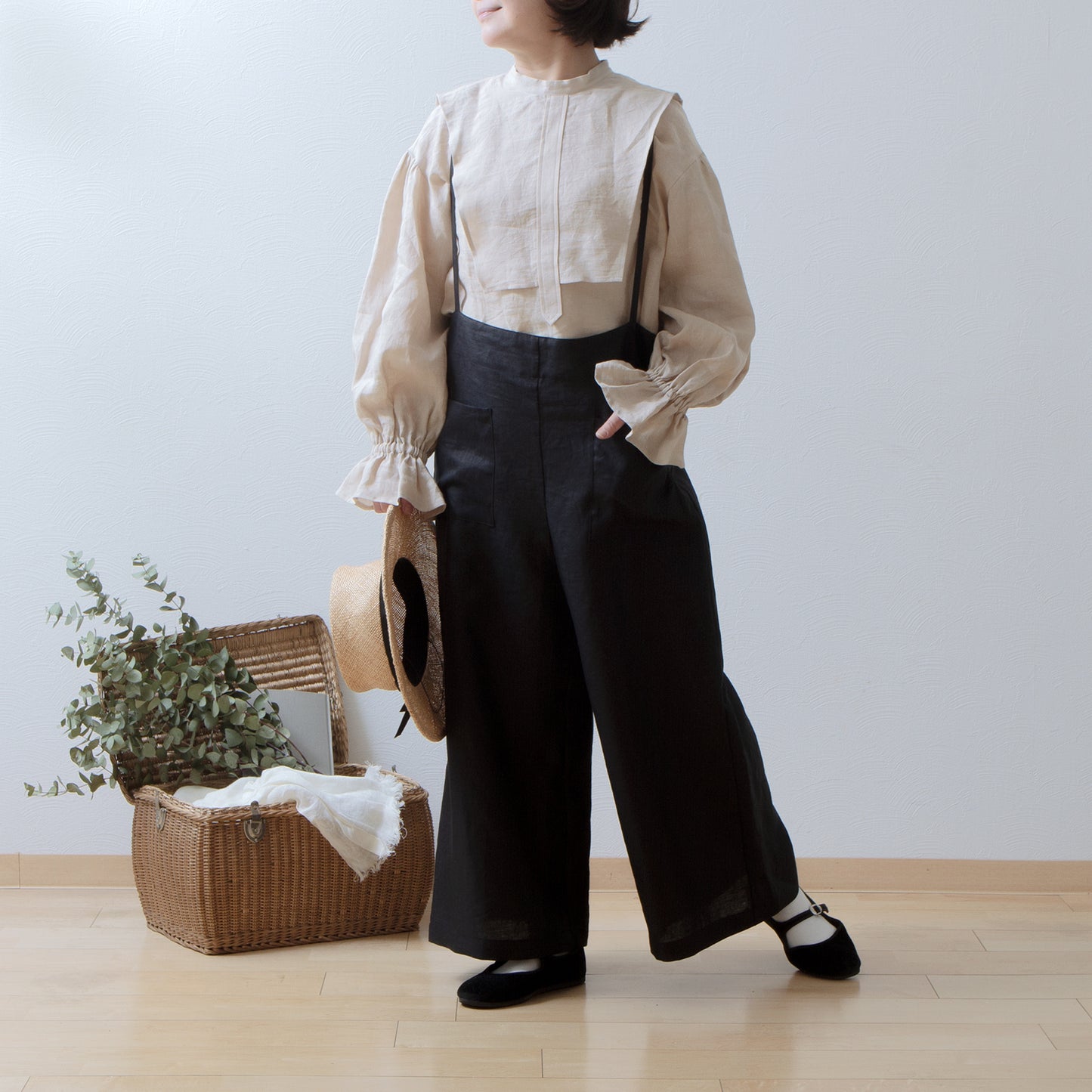 Yoke layer gathered sleeve linen blouse / beige