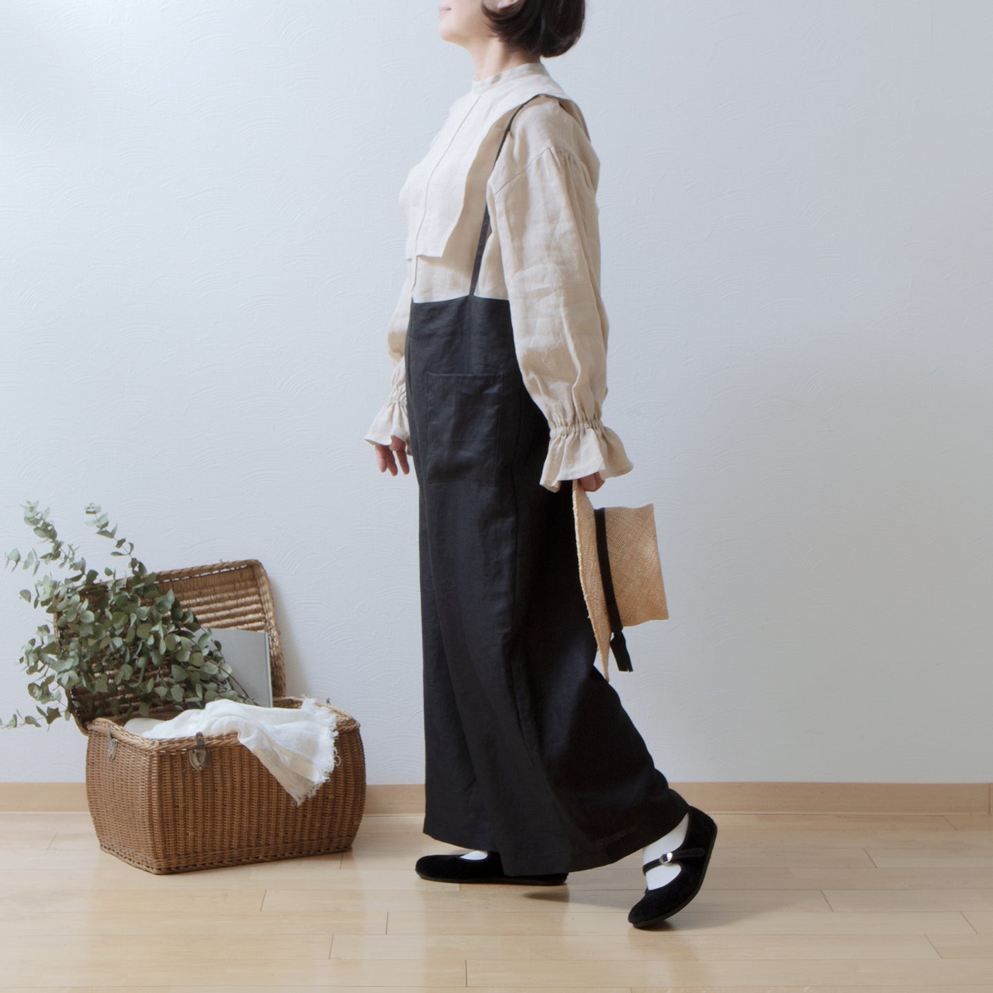 Yoke layer gathered sleeve linen blouse / beige