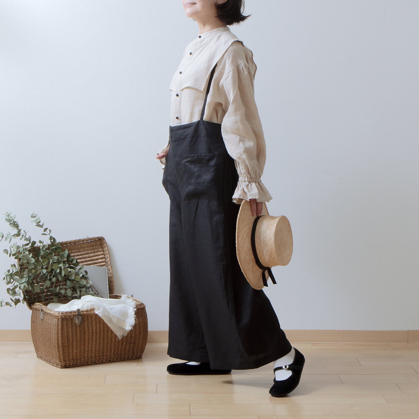 Yoke layer gathered sleeve linen blouse / beige