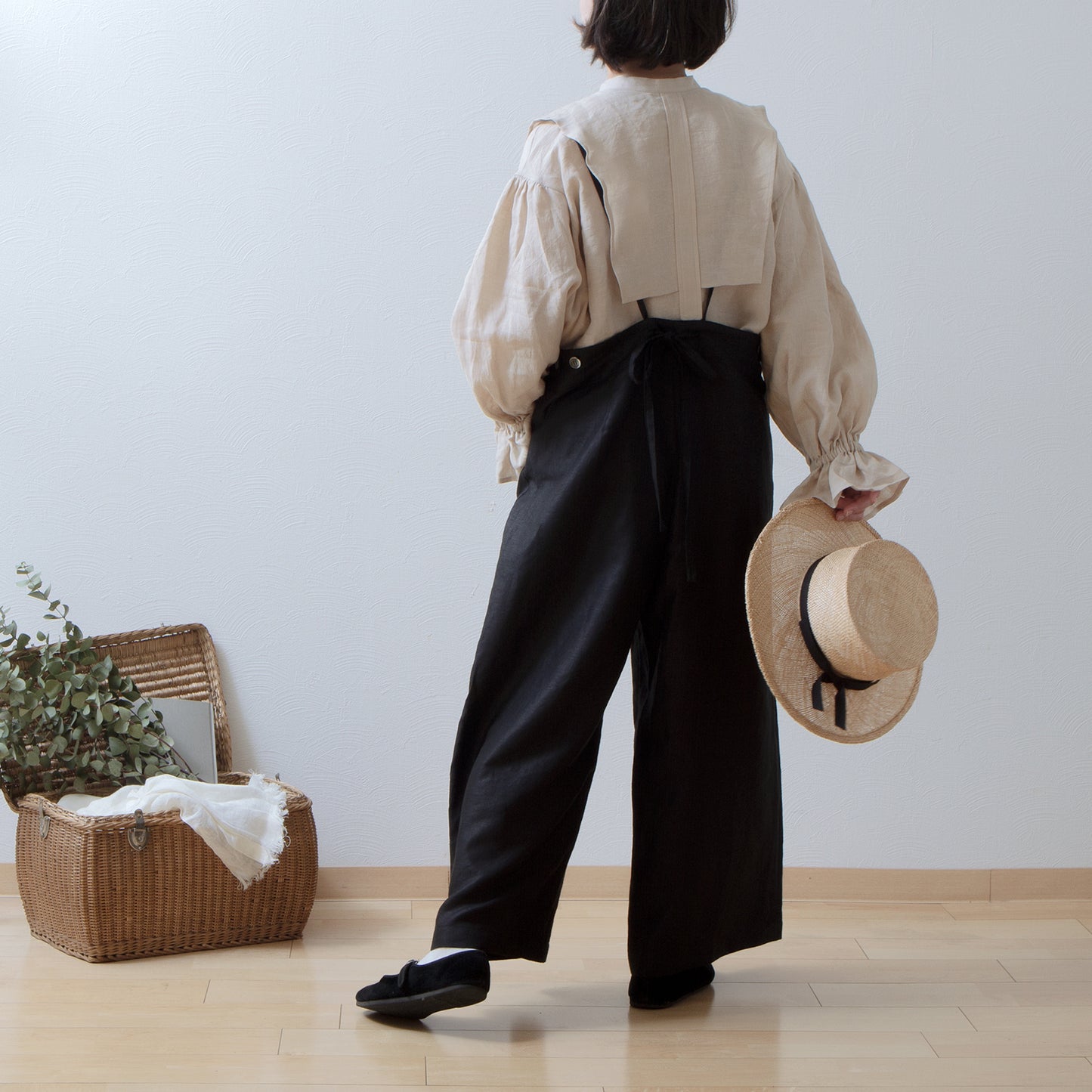 Yoke layer gathered sleeve linen blouse / beige