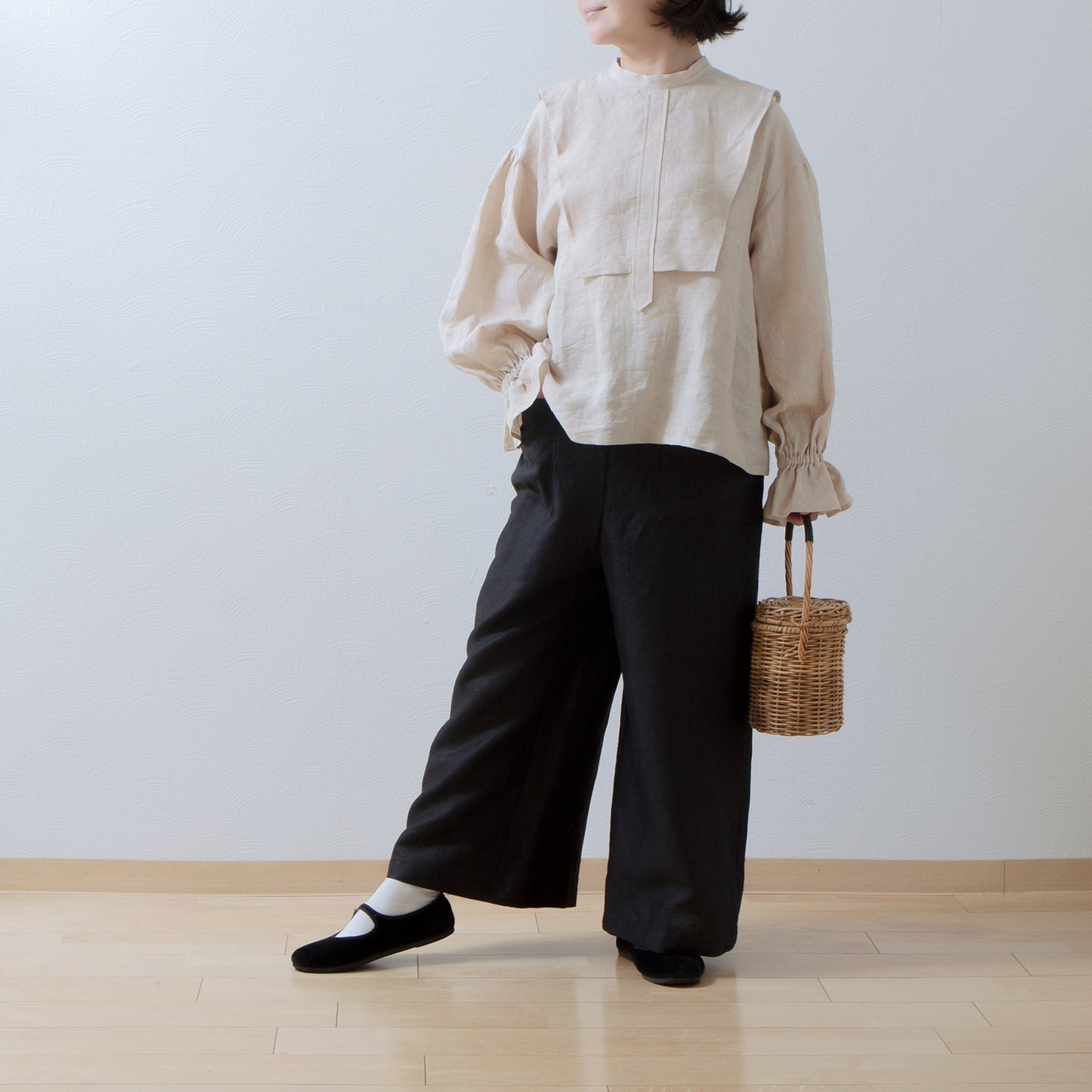 Yoke layer gathered sleeve linen blouse / beige