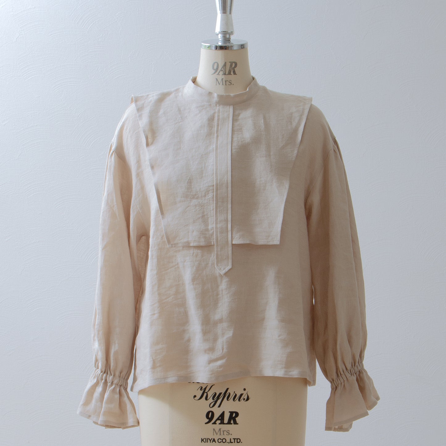 Yoke layer gathered sleeve linen blouse / beige