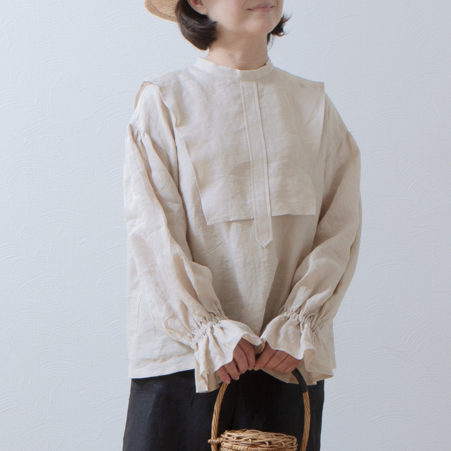 Yoke layer gathered sleeve linen blouse / beige