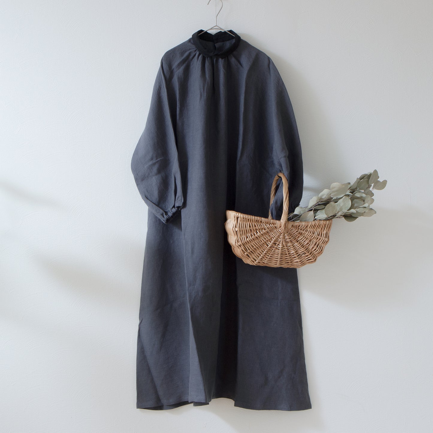 優雅可愛的法國亞麻 A 字形連身裙,配有牧師領、寬大的袖子和後蓋扣/灰色牧師