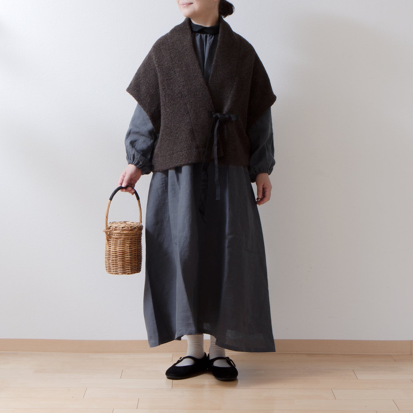 優雅可愛的法國亞麻 A 字形連身裙,配有牧師領、寬大的袖子和後蓋扣/灰色牧師