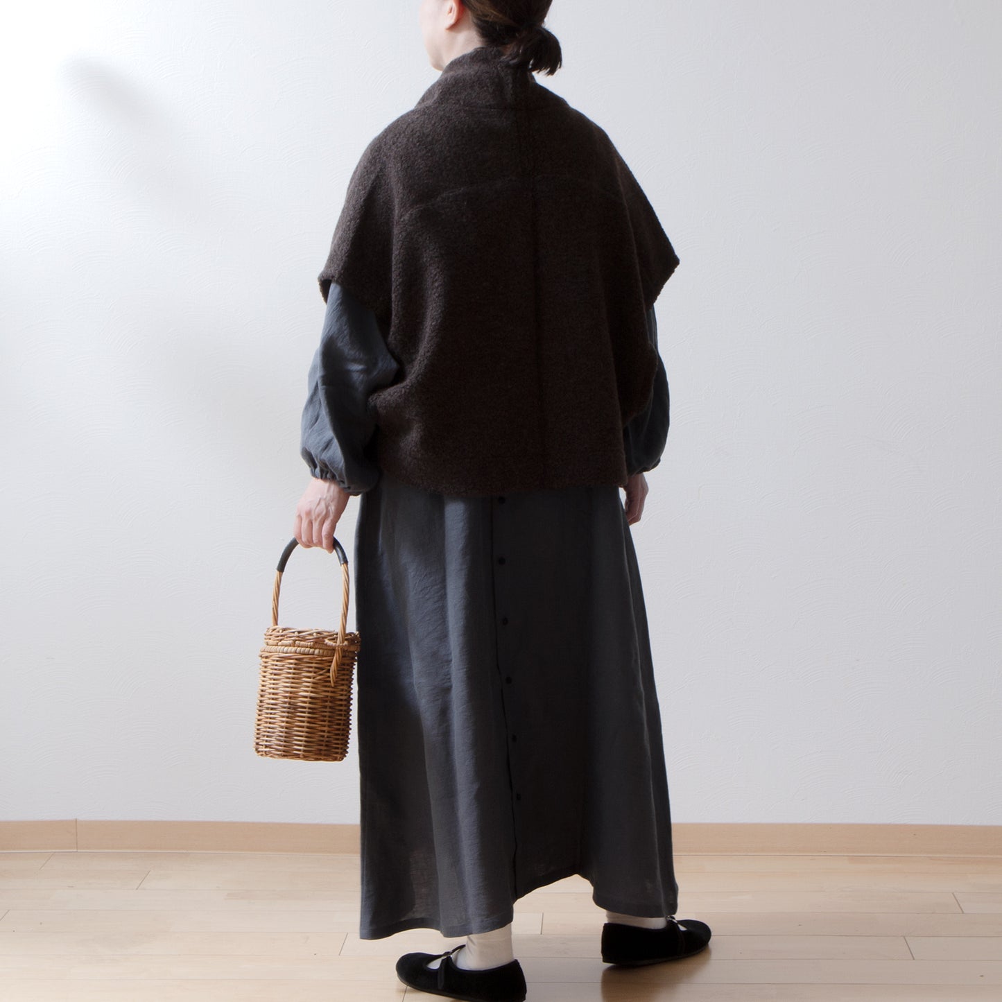 優雅可愛的法國亞麻 A 字形連身裙,配有牧師領、寬大的袖子和後蓋扣/灰色牧師