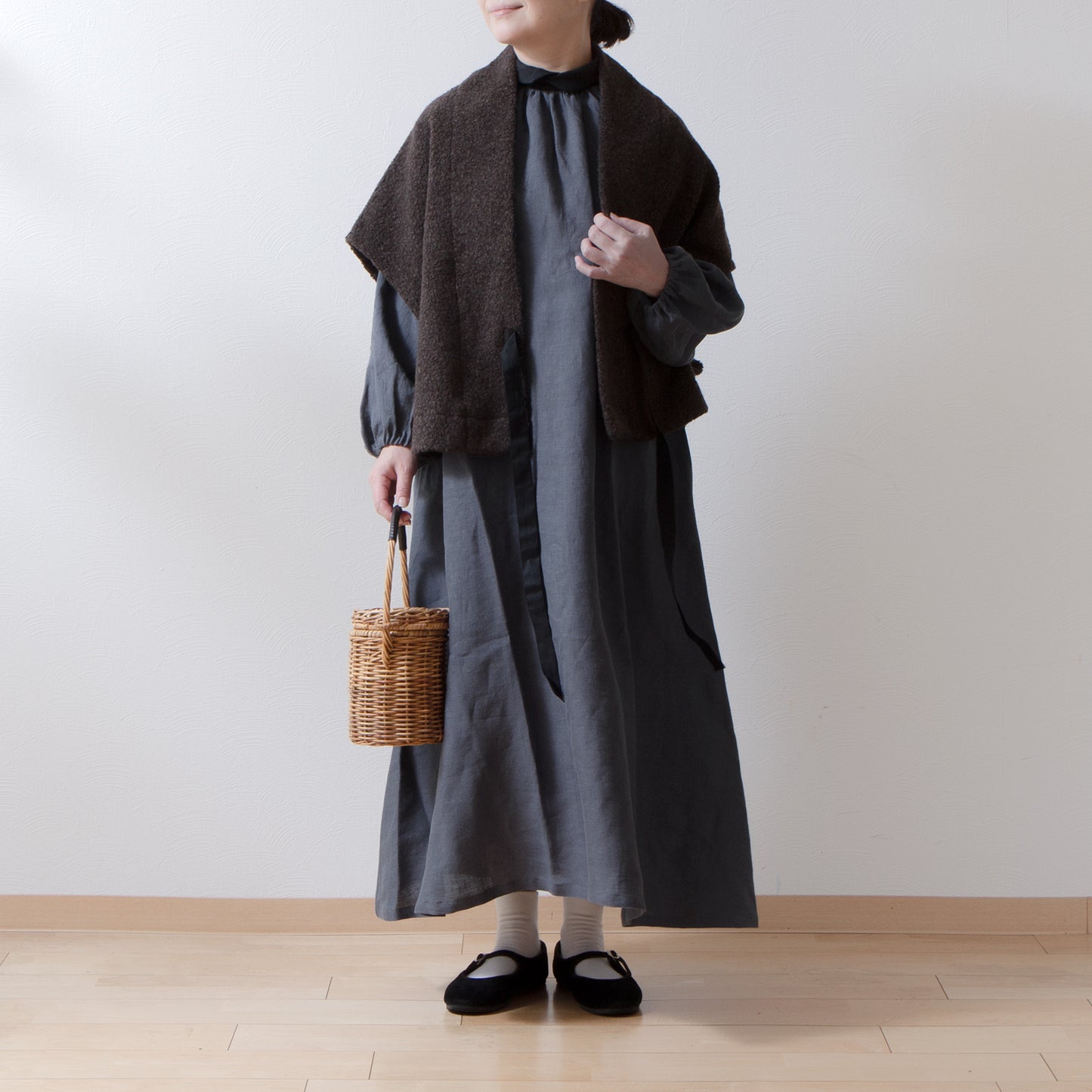 優雅可愛的法國亞麻 A 字形連身裙,配有牧師領、寬大的袖子和後蓋扣/灰色牧師