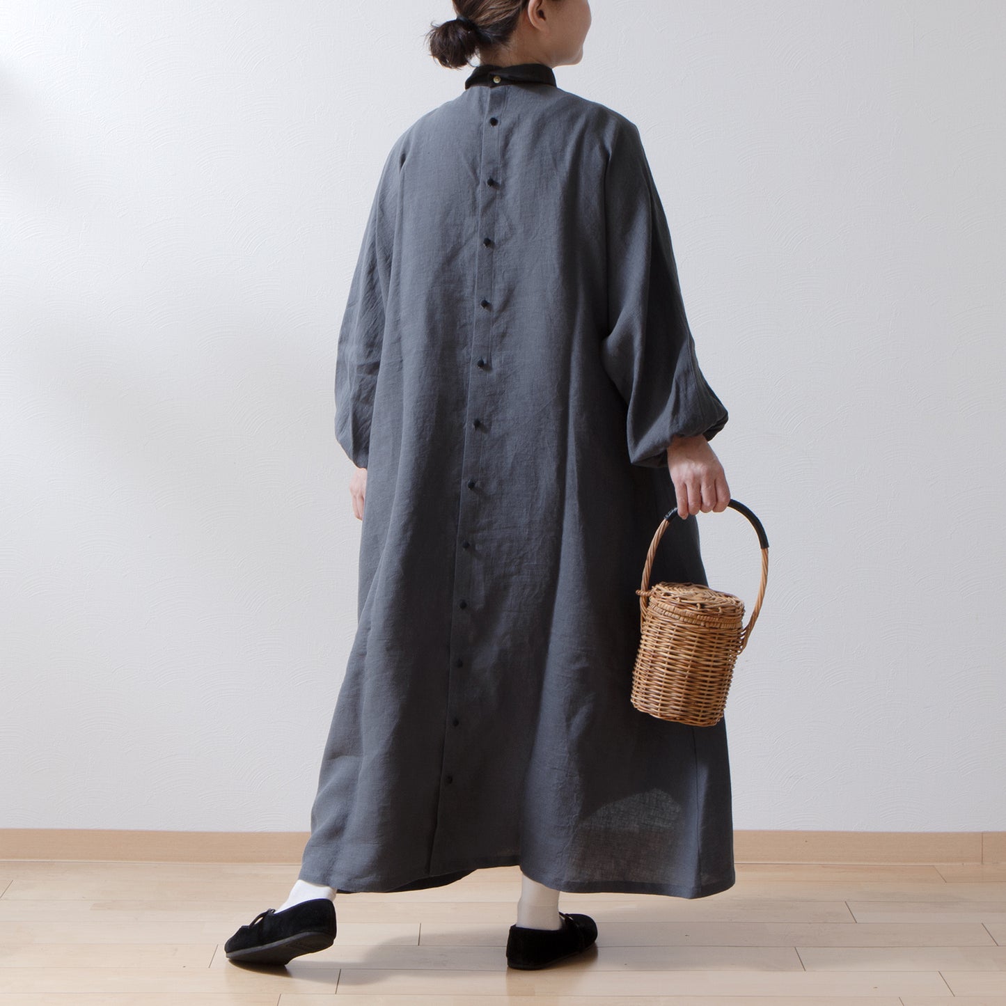 優雅可愛的法國亞麻 A 字形連身裙,配有牧師領、寬大的袖子和後蓋扣/灰色牧師