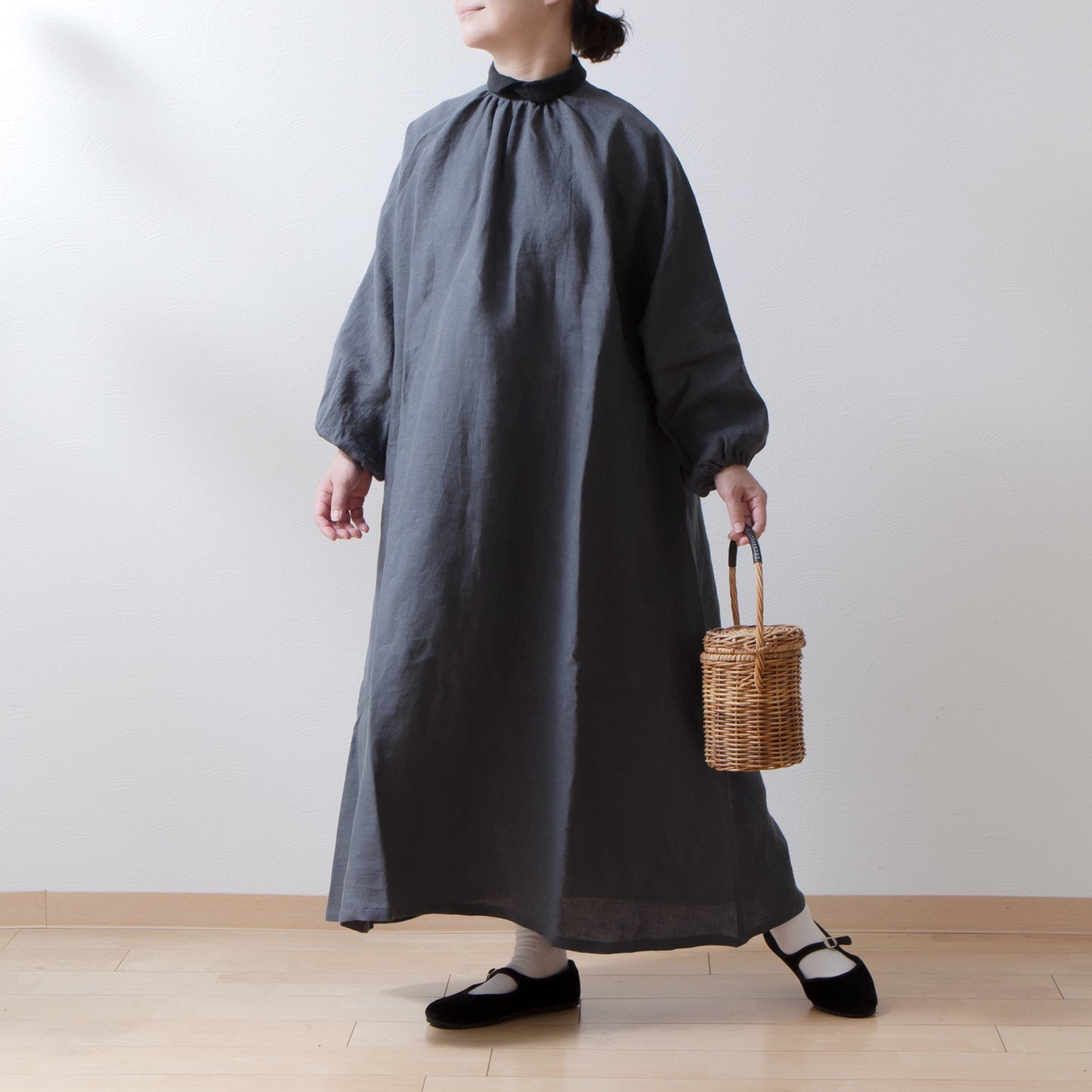 優雅可愛的法國亞麻 A 字形連身裙,配有牧師領、寬大的袖子和後蓋扣/灰色牧師